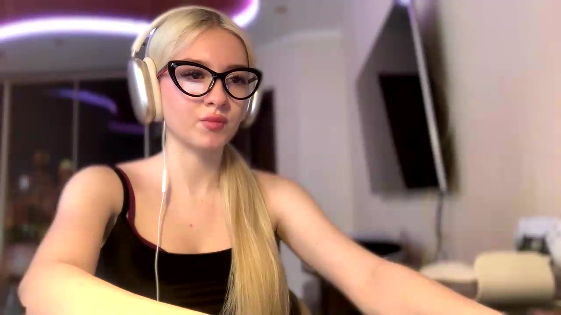 Gallery image thumbnail from SyndyRein's myfreecams stream on, 05/13/2026, 10:22 image 6 of 20