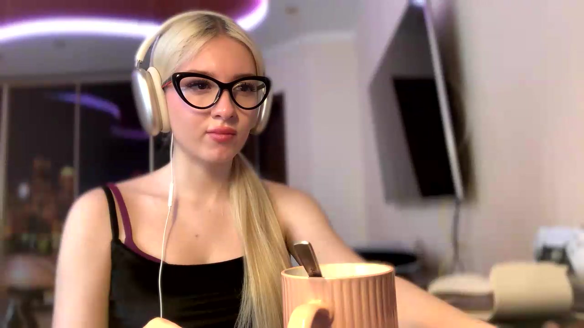 Gallery image thumbnail from SyndyRein's myfreecams stream on, 05/13/2026, 10:22 image 5 of 20