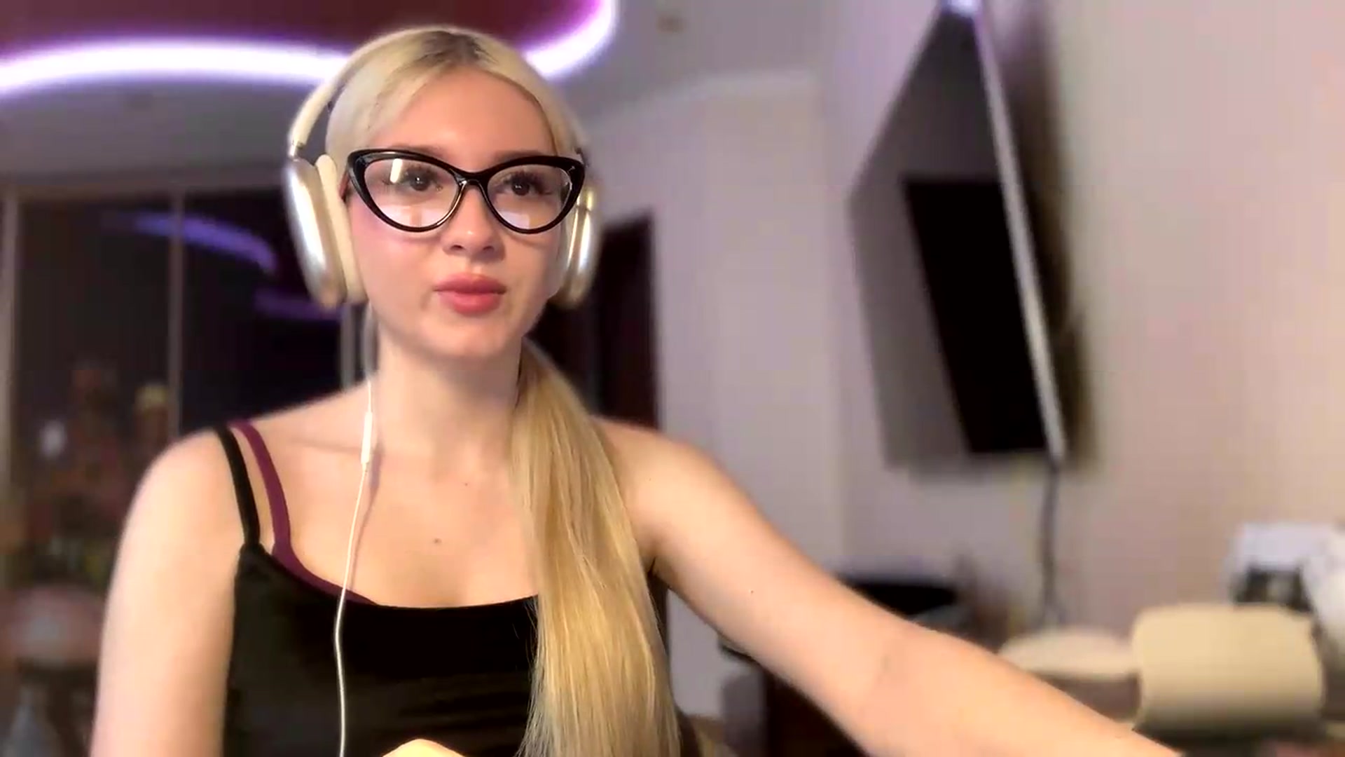 Gallery image thumbnail from SyndyRein's myfreecams stream on, 05/13/2026, 10:22 image 9 of 20
