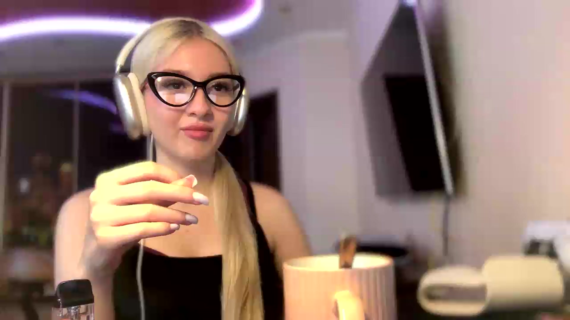 Gallery image thumbnail from SyndyRein's myfreecams stream on, 05/13/2026, 10:22 image 17 of 20
