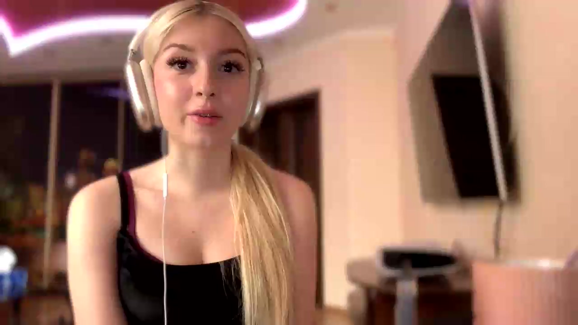 Gallery image thumbnail from SyndyRein's myfreecams stream on, 05/13/2026, 12:01 image 6 of 20