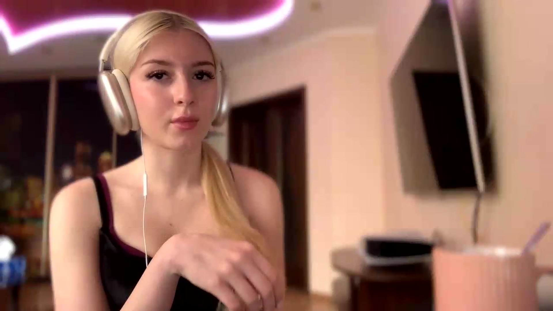 Gallery image thumbnail from SyndyRein's myfreecams stream on, 05/13/2026, 12:01 image 16 of 20