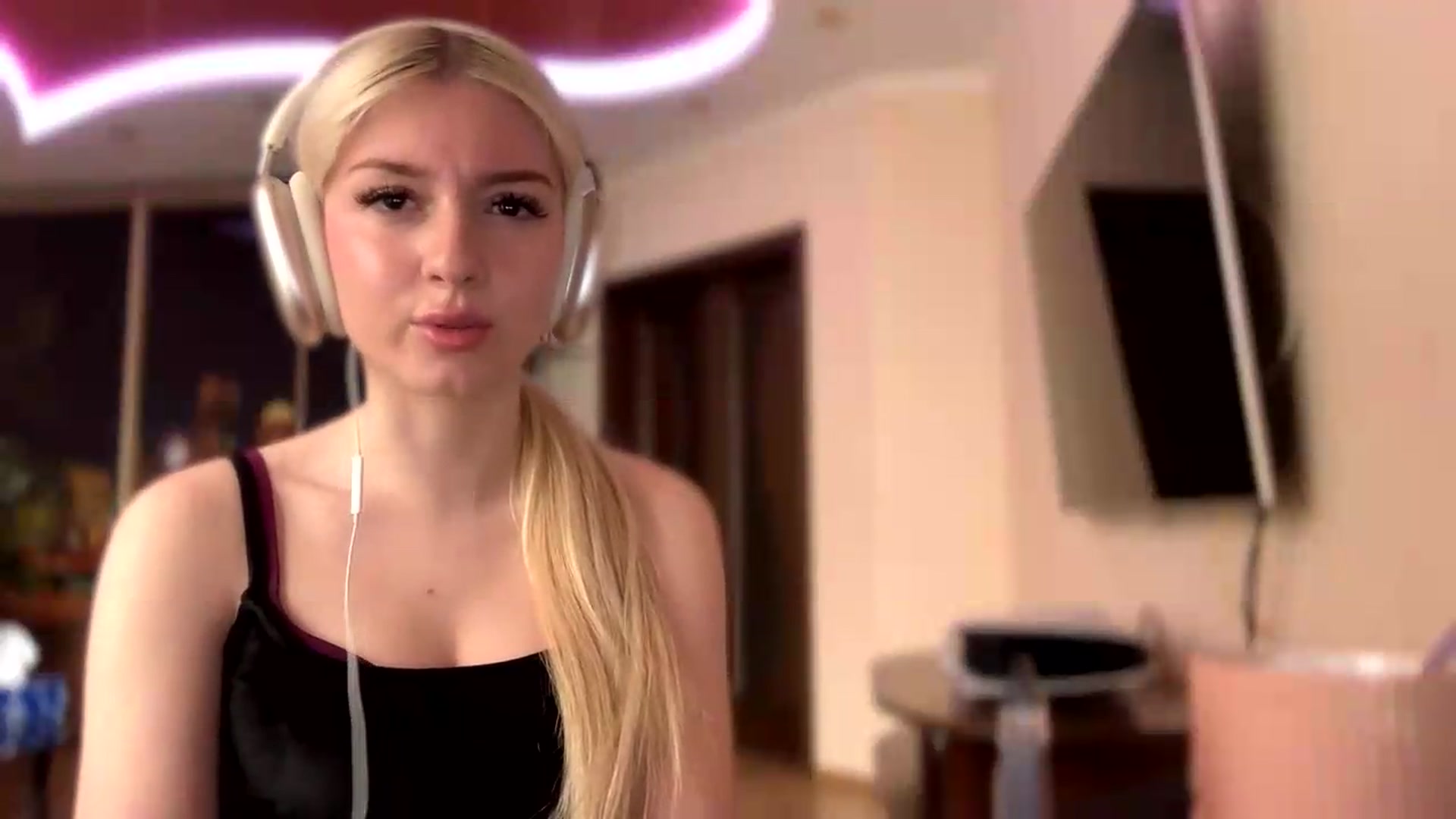 Gallery image thumbnail from SyndyRein's myfreecams stream on, 05/13/2026, 12:01 image 10 of 20