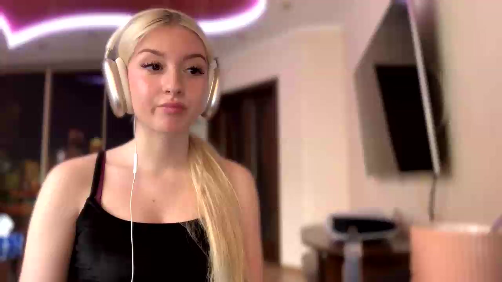 Gallery image thumbnail from SyndyRein's myfreecams stream on, 05/13/2026, 12:01 image 4 of 20