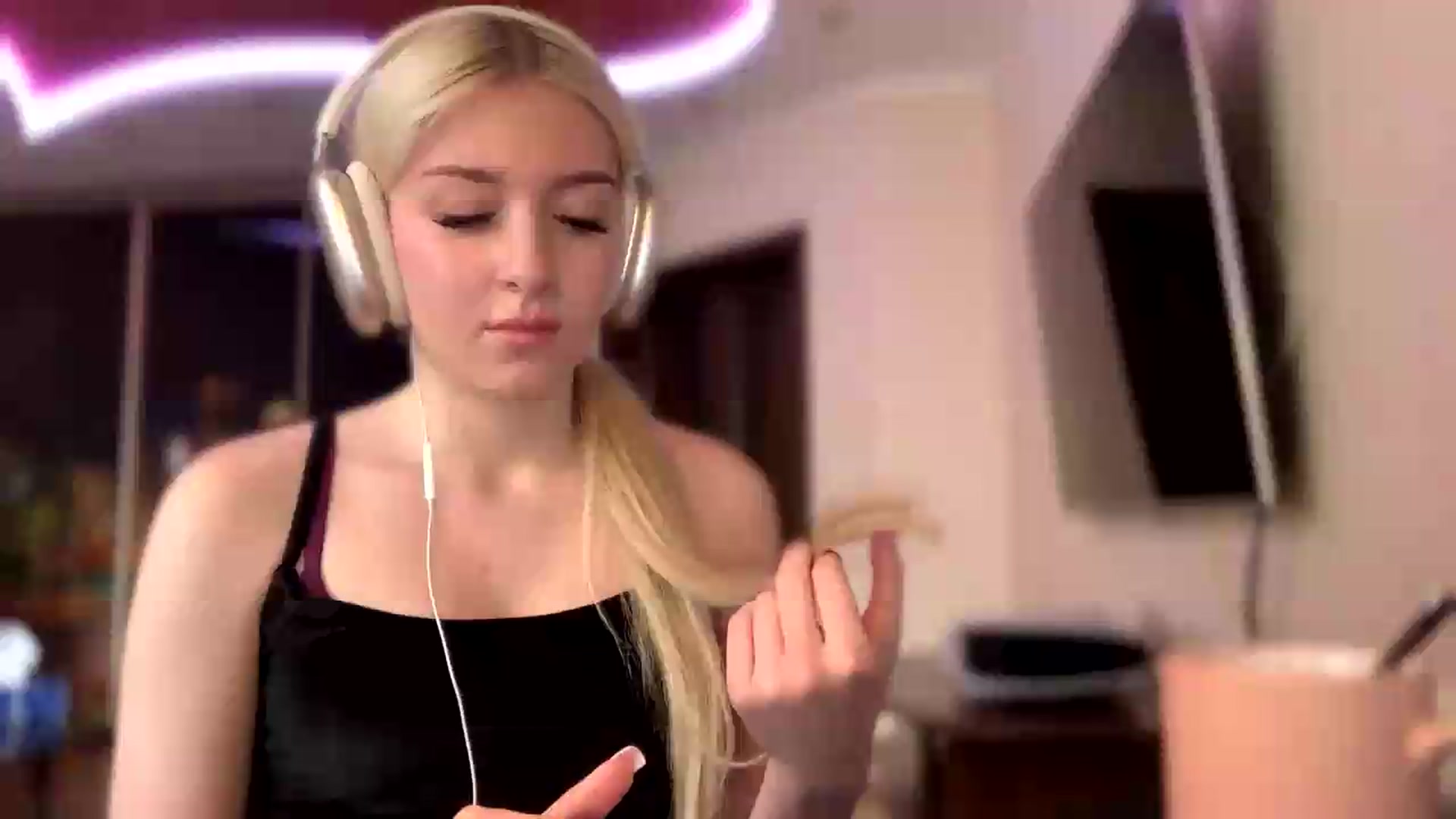 Gallery image thumbnail from SyndyRein's myfreecams stream on, 05/13/2026, 12:01 image 1 of 20