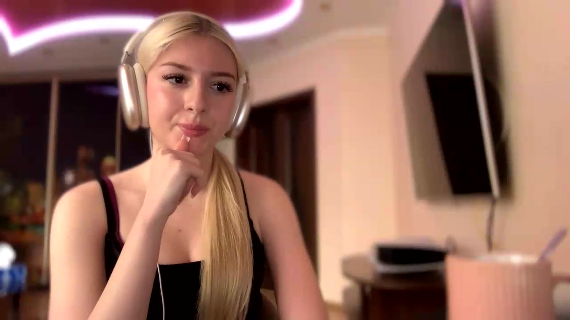 Gallery image thumbnail from SyndyRein's myfreecams stream on, 05/13/2026, 12:01 image 17 of 20
