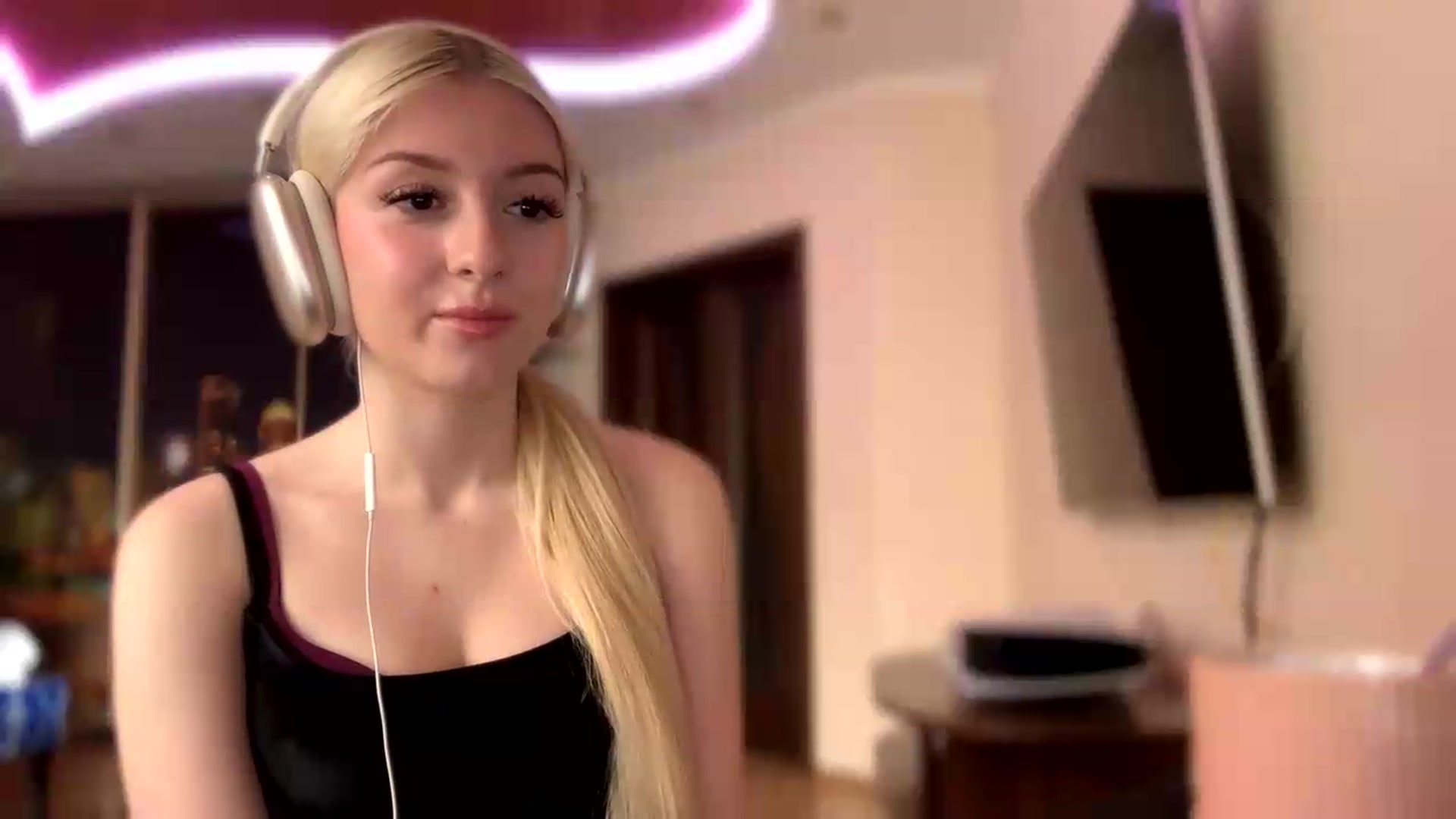 Gallery image thumbnail from SyndyRein's myfreecams stream on, 05/13/2026, 12:01 image 14 of 20