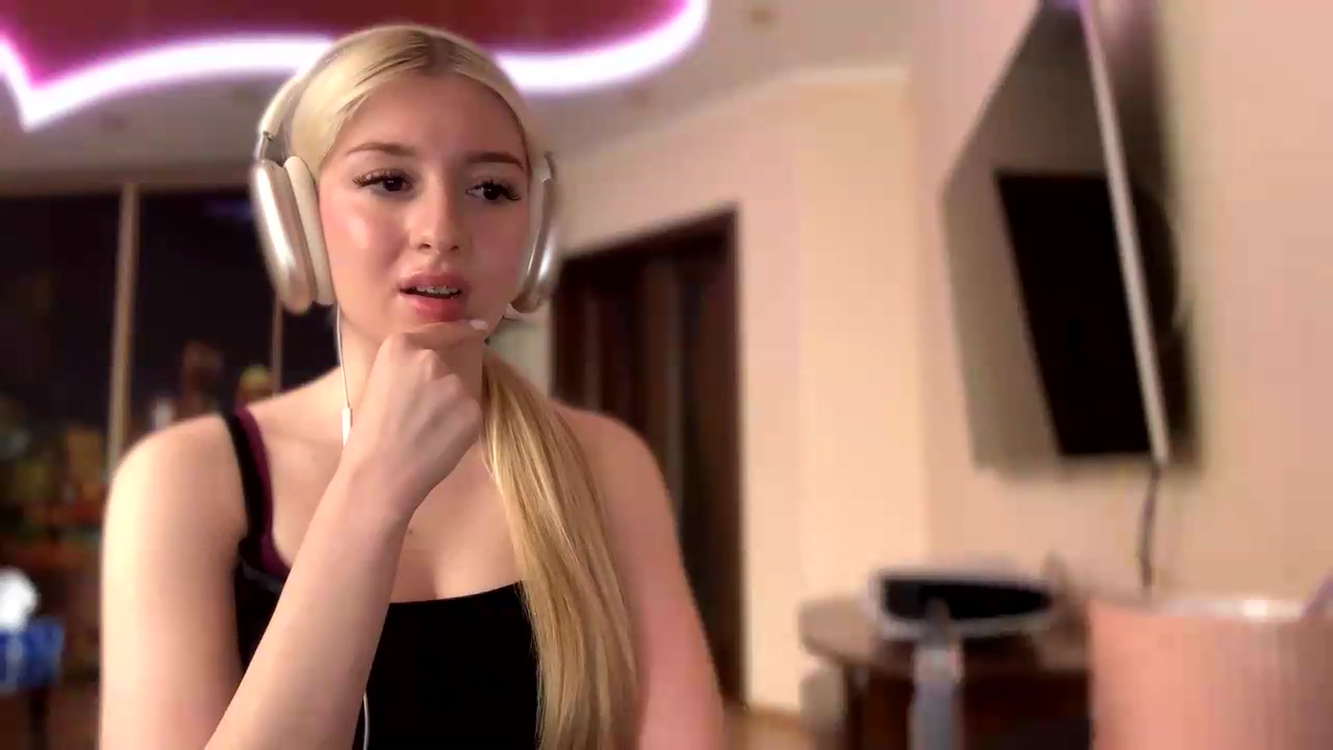 Gallery image thumbnail from SyndyRein's myfreecams stream on, 05/13/2026, 12:01 image 9 of 20