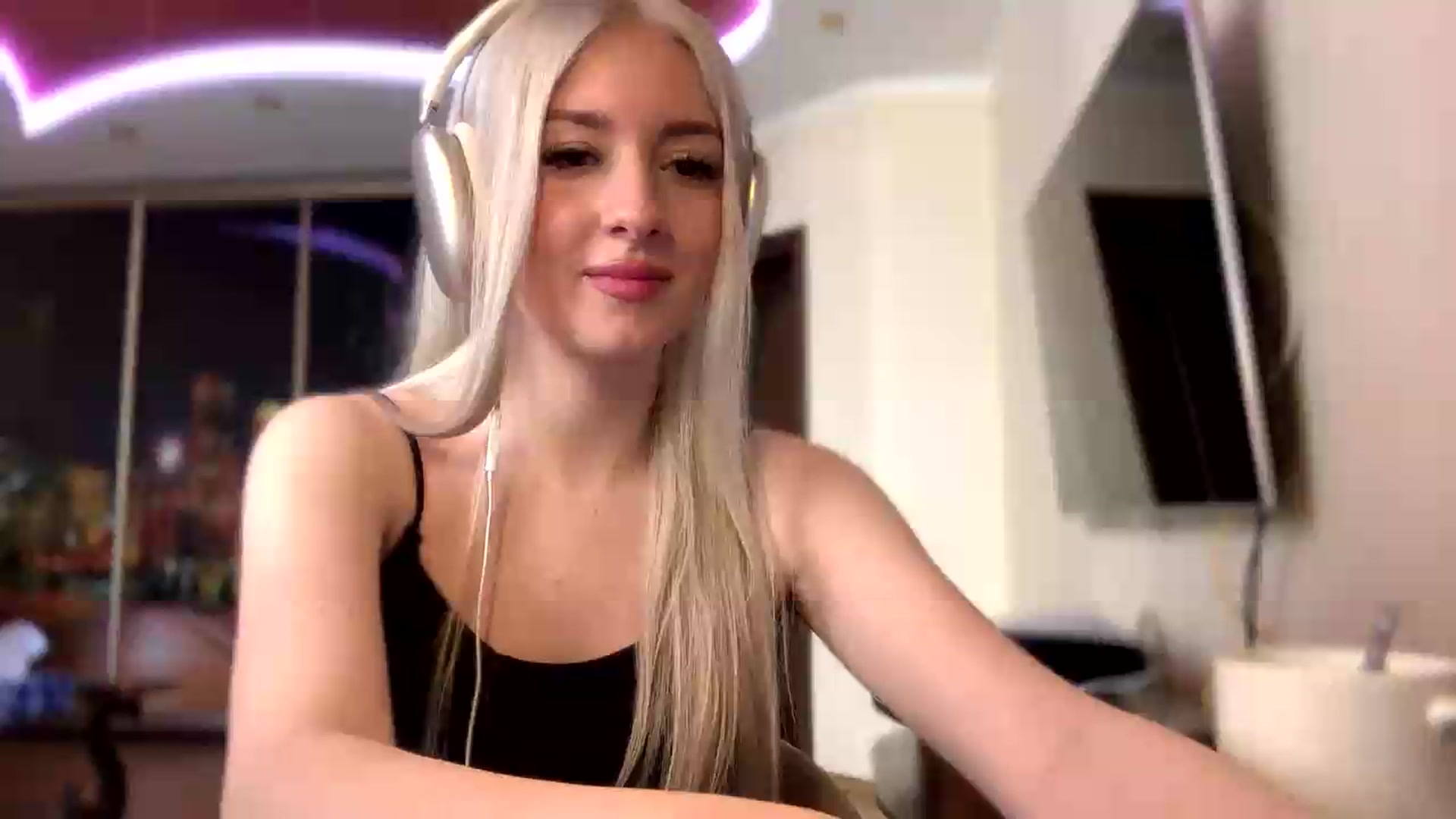 Gallery image thumbnail from SyndyRein's myfreecams stream on, 05/14/2026, 11:39 image 4 of 20