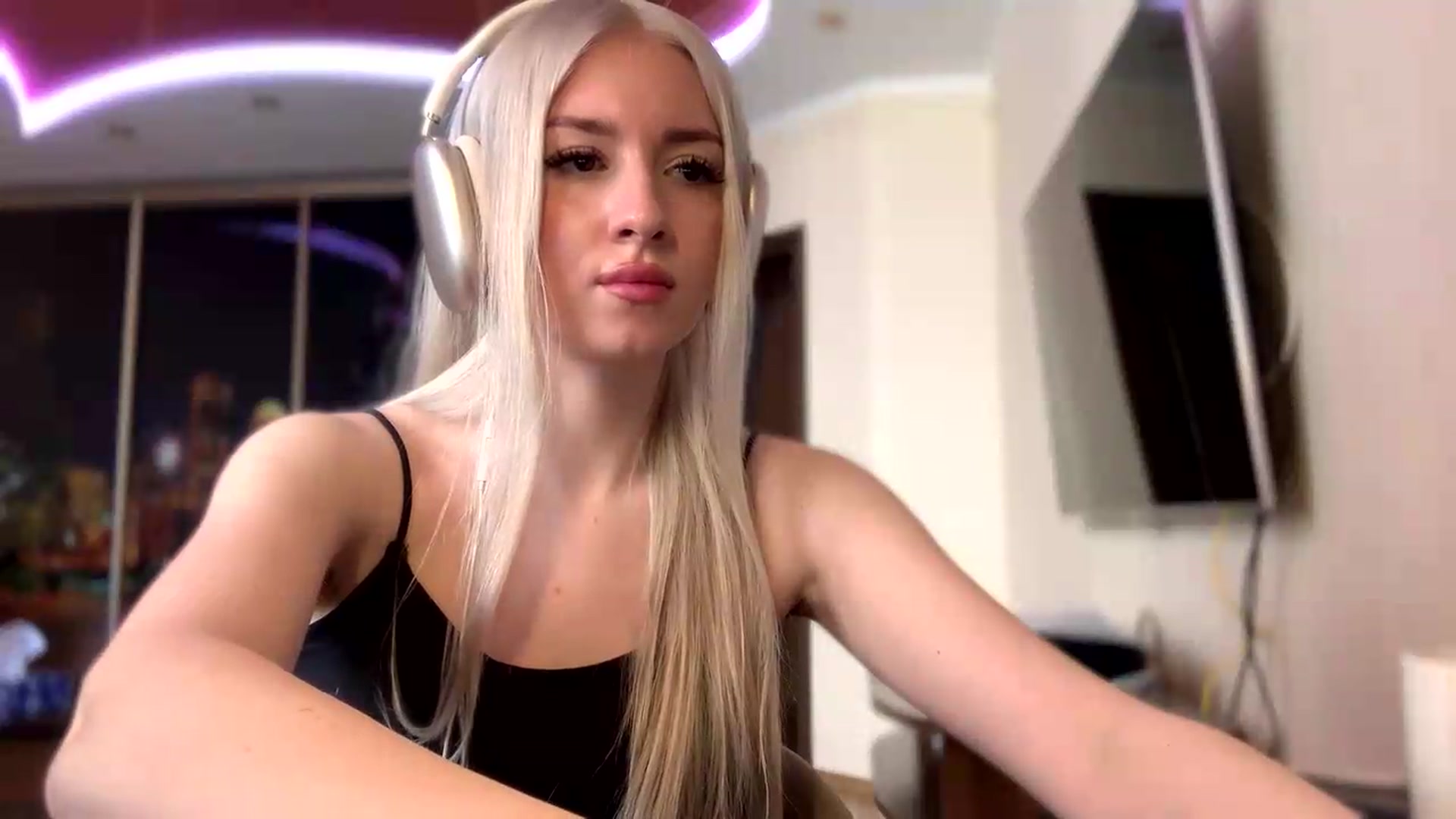 Gallery image thumbnail from SyndyRein's myfreecams stream on, 05/14/2026, 11:39 image 17 of 20