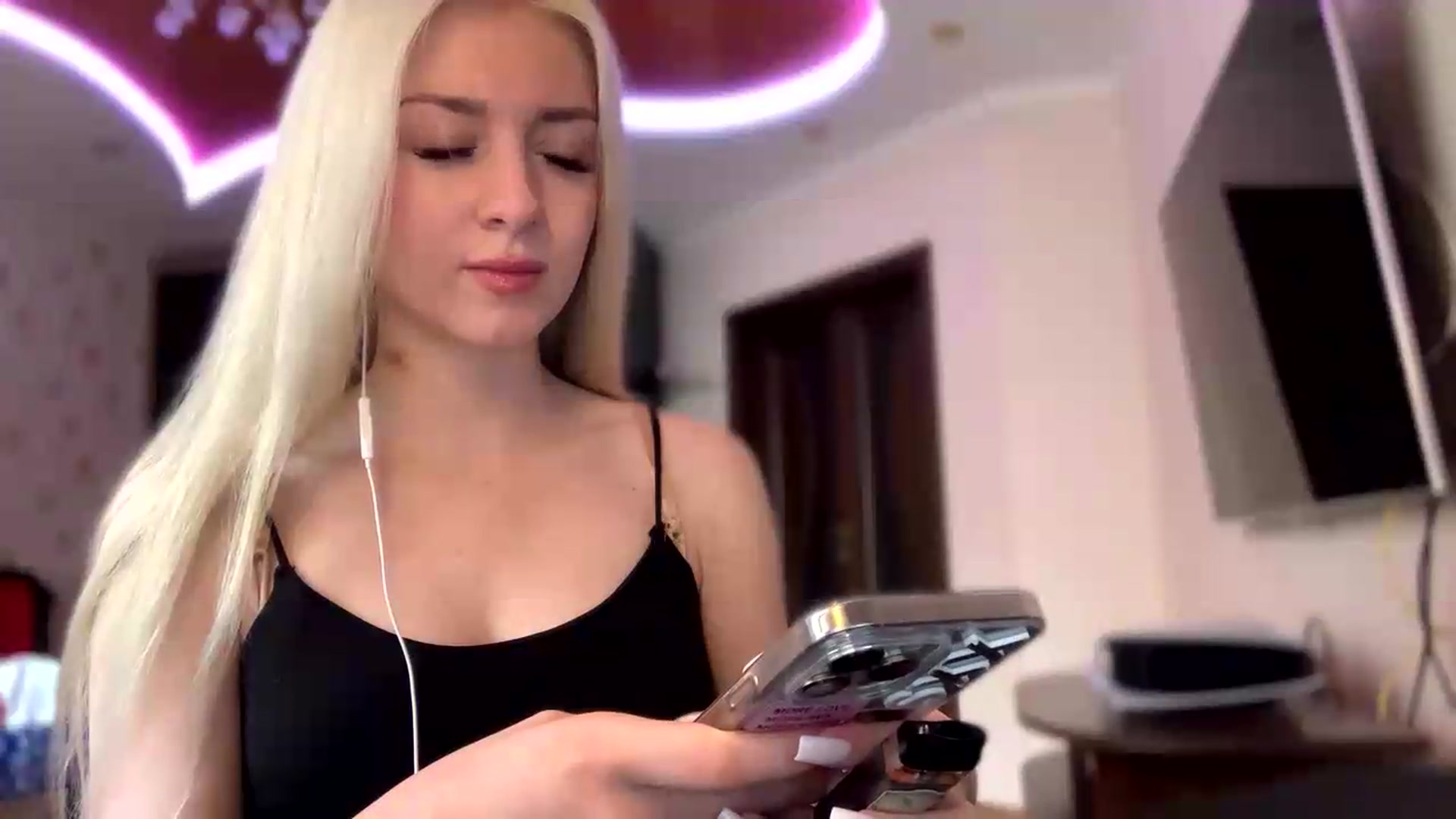 Gallery image thumbnail from SyndyRein's myfreecams stream on, 05/18/2026, 09:36 image 4 of 20