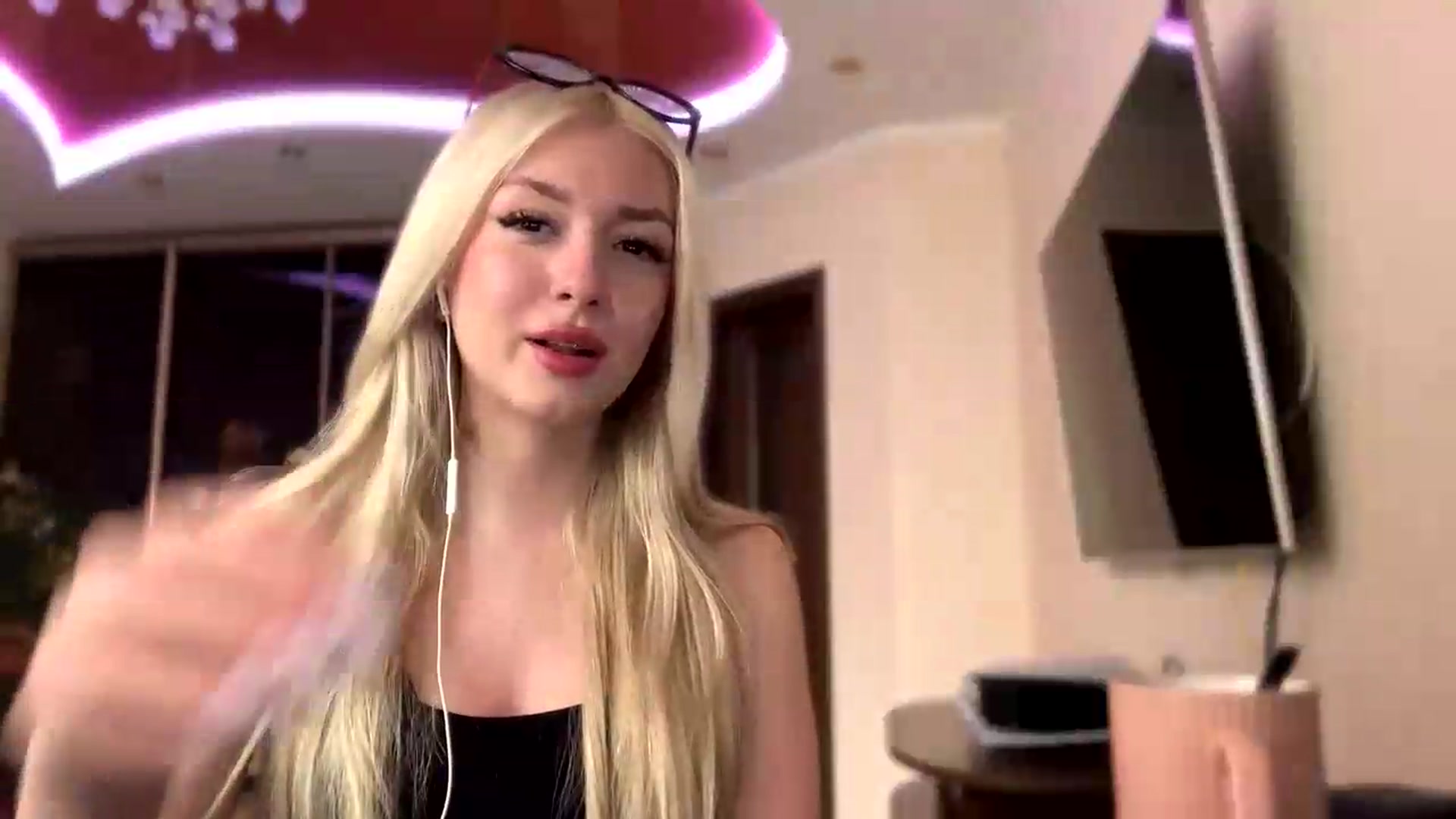 Gallery image thumbnail from SyndyRein's myfreecams stream on, 05/18/2026, 11:28 image 17 of 20