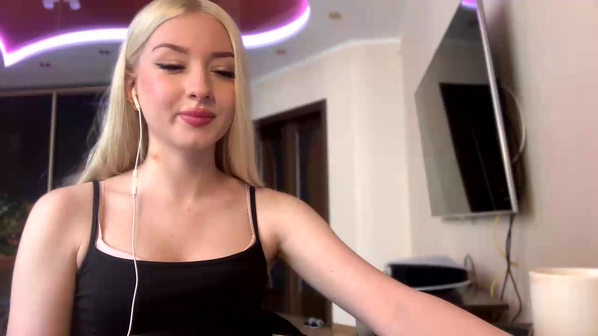 Gallery image thumbnail from SyndyRein's myfreecams stream on, 05/19/2026, 10:36 image 7 of 20