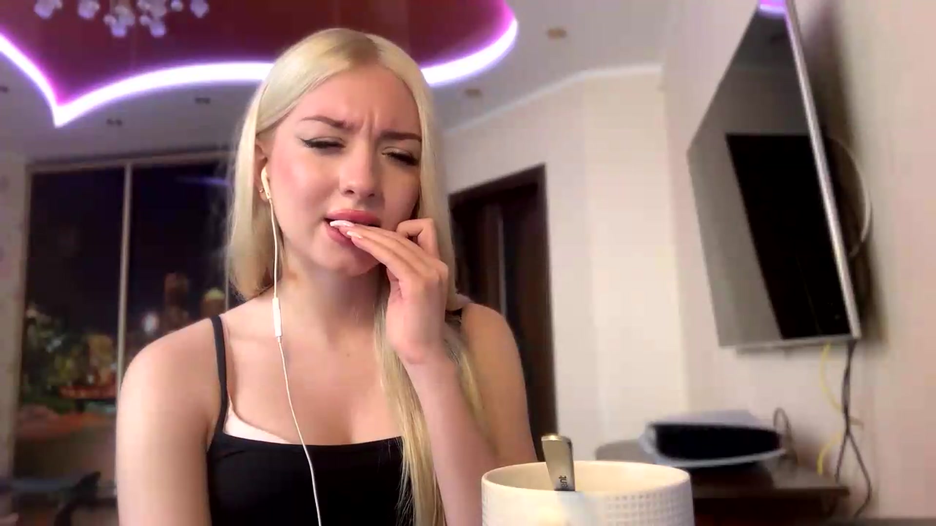 Gallery image thumbnail from SyndyRein's myfreecams stream on, 05/19/2026, 12:02 image 2 of 20