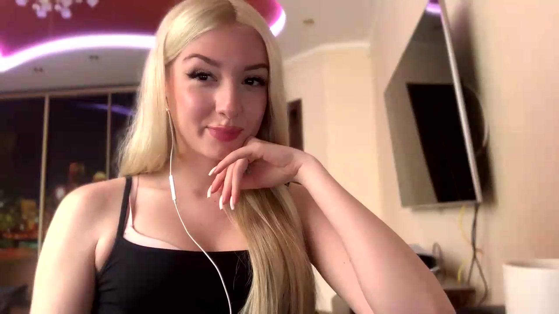 Gallery image thumbnail from SyndyRein's myfreecams stream on, 05/19/2026, 12:02 image 18 of 20