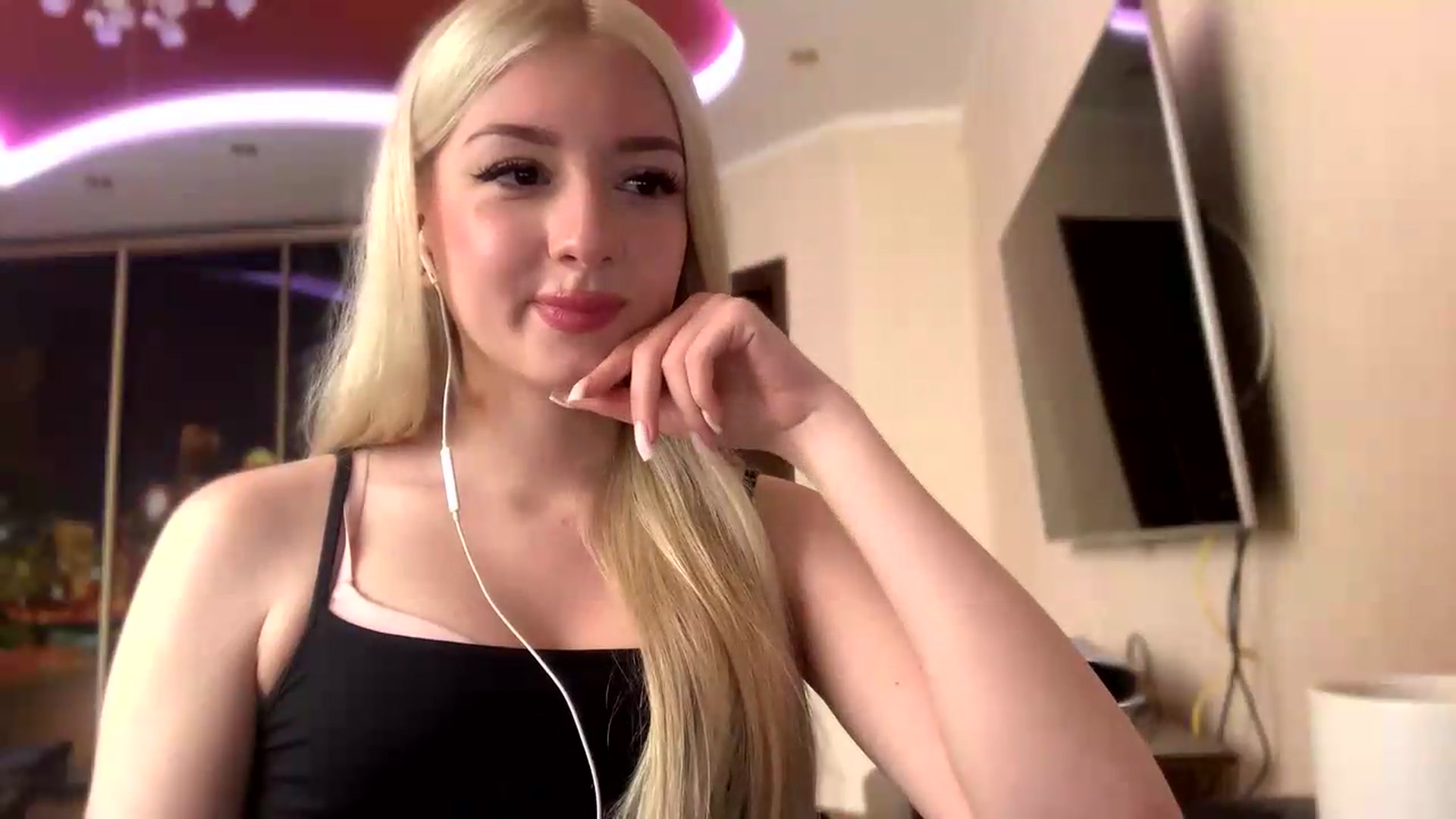 Gallery image thumbnail from SyndyRein's myfreecams stream on, 05/19/2026, 12:02 image 16 of 20