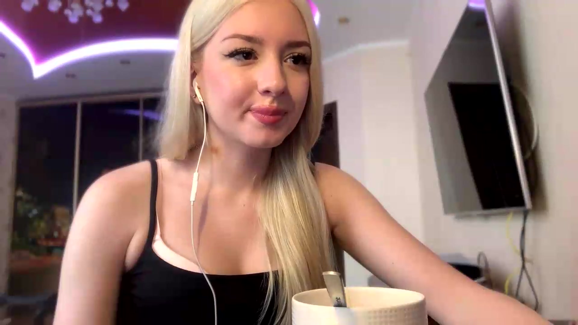 Gallery image thumbnail from SyndyRein's myfreecams stream on, 05/19/2026, 12:02 image 6 of 20