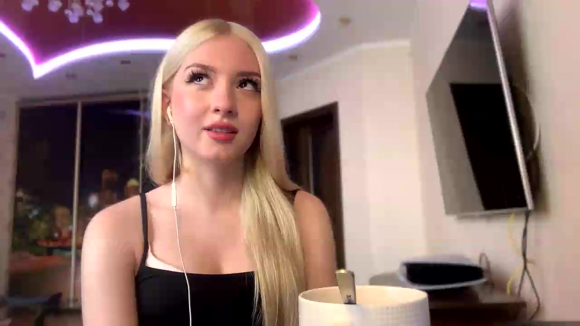 Gallery image thumbnail from SyndyRein's myfreecams stream on, 05/19/2026, 12:02 image 1 of 20