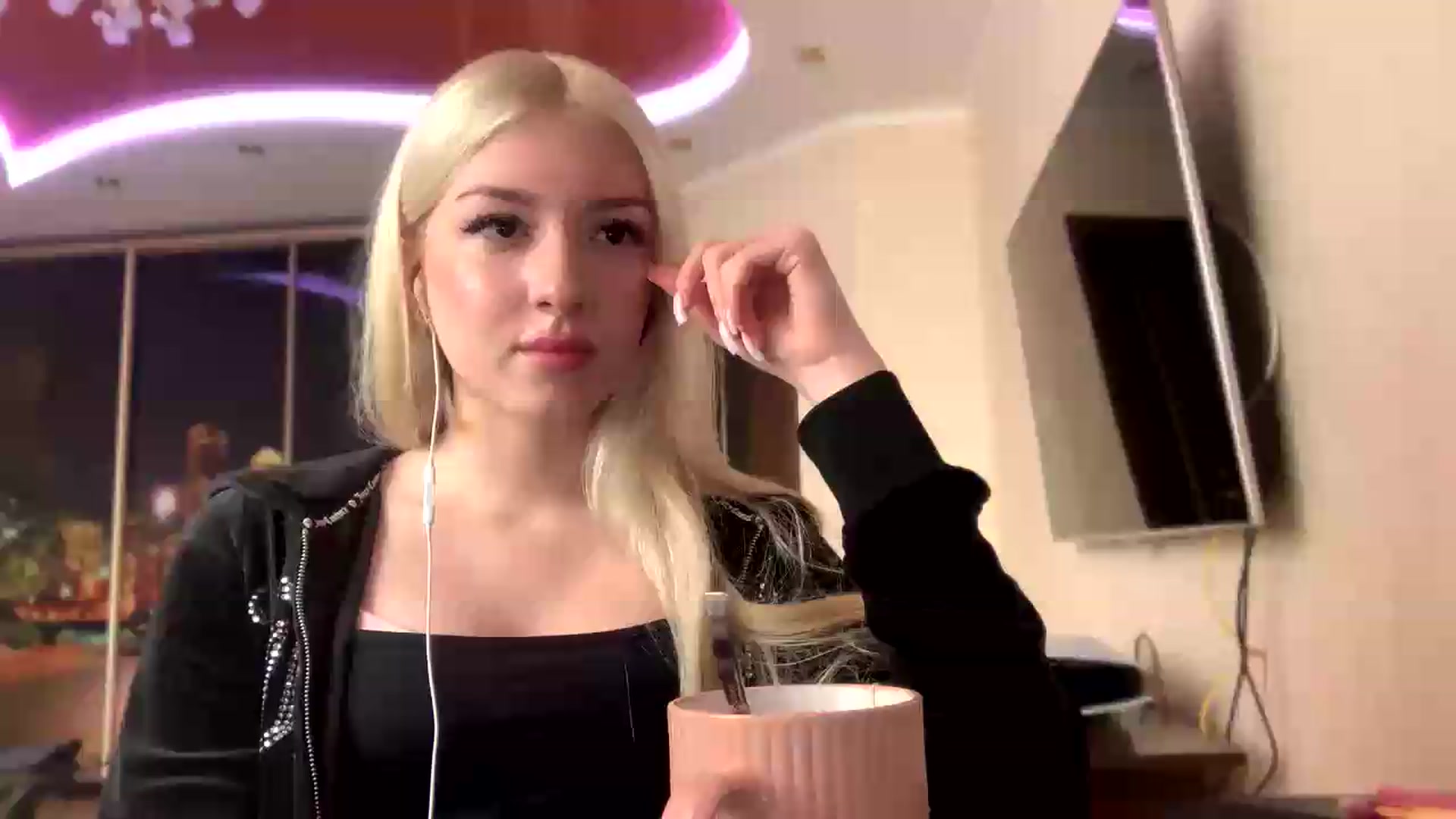 Gallery image thumbnail from SyndyRein's myfreecams stream on, 05/19/2026, 13:03 image 1 of 20