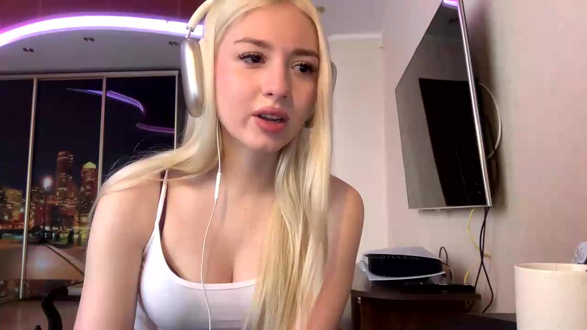 Gallery image thumbnail from SyndyRein's myfreecams stream on, 05/22/2026, 10:04 image 13 of 20