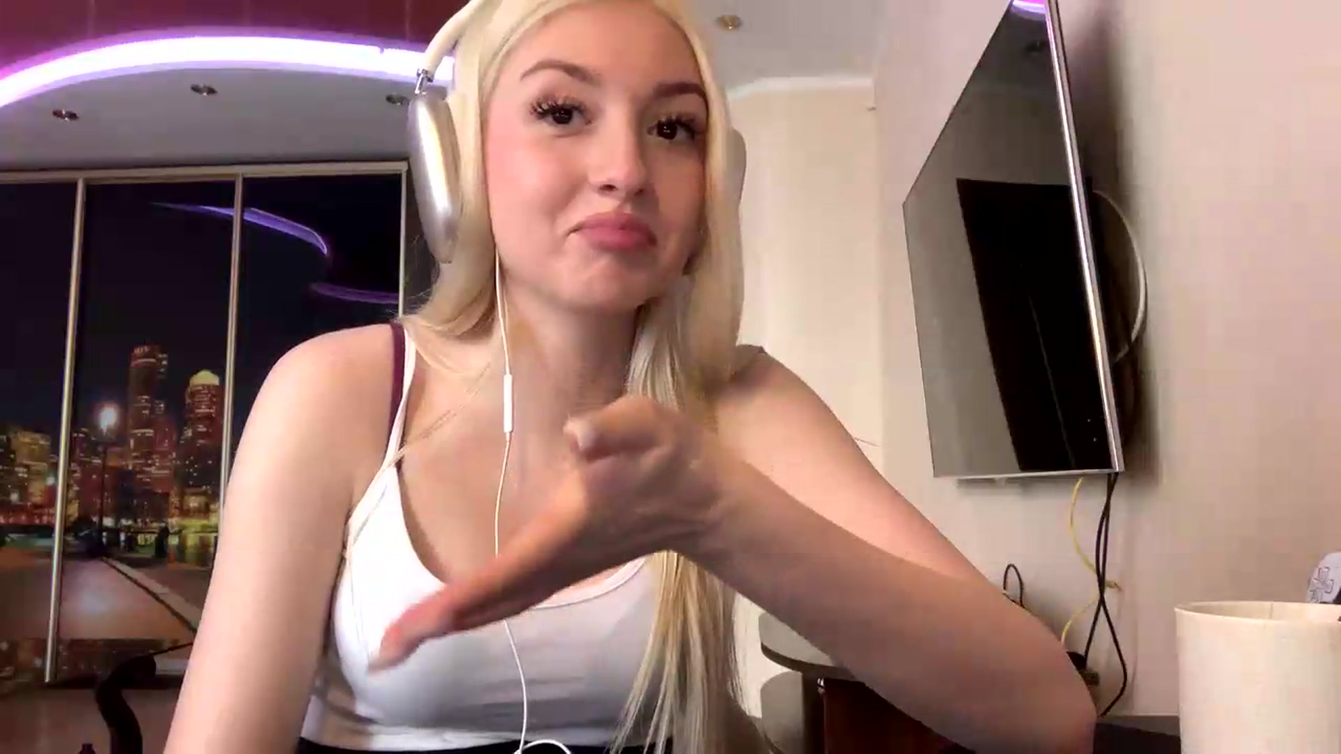 Gallery image thumbnail from SyndyRein's myfreecams stream on, 05/22/2026, 10:04 image 17 of 20