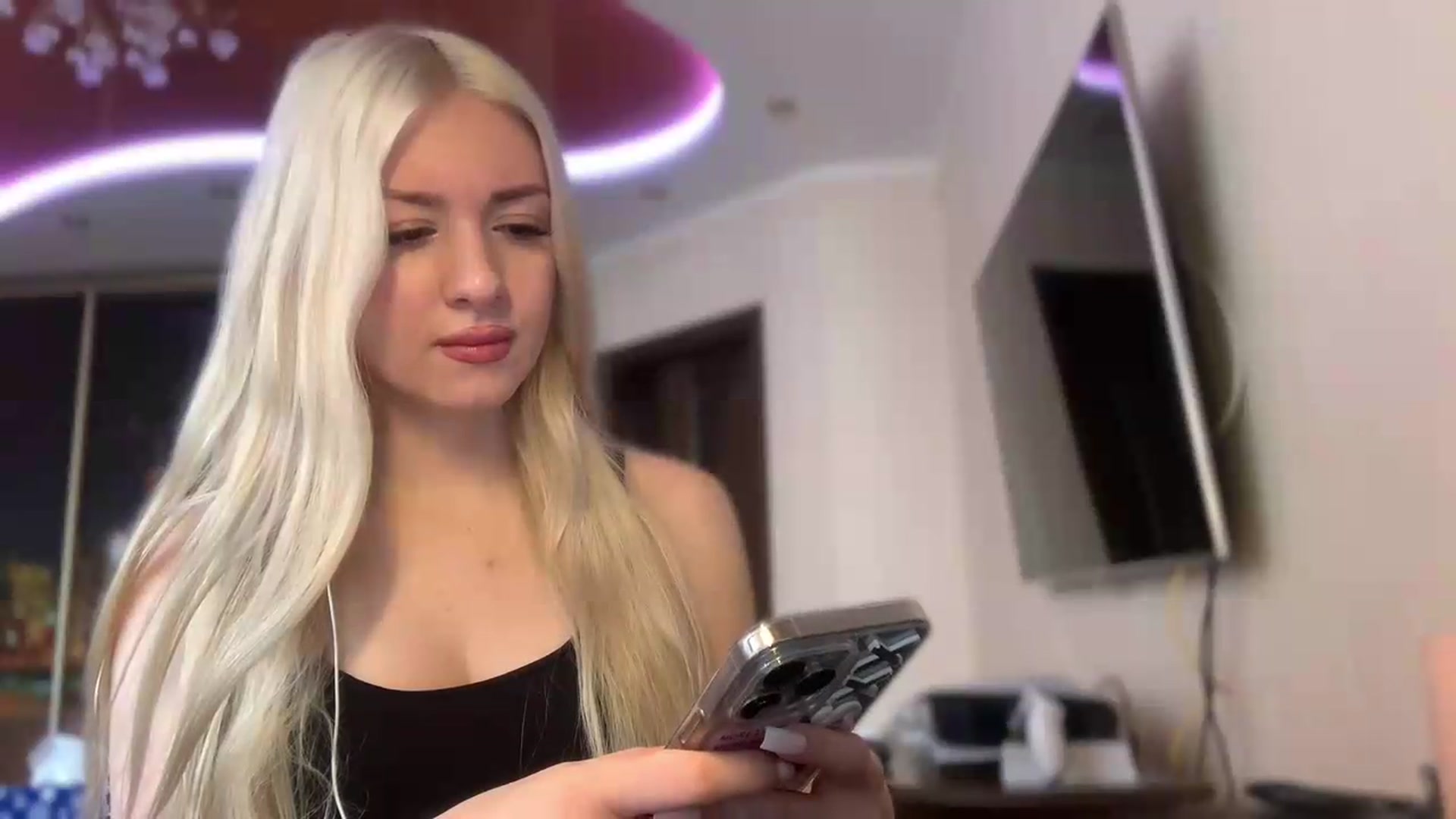 Gallery image thumbnail from SyndyRein's myfreecams stream on, 05/25/2026, 08:18 image 12 of 20