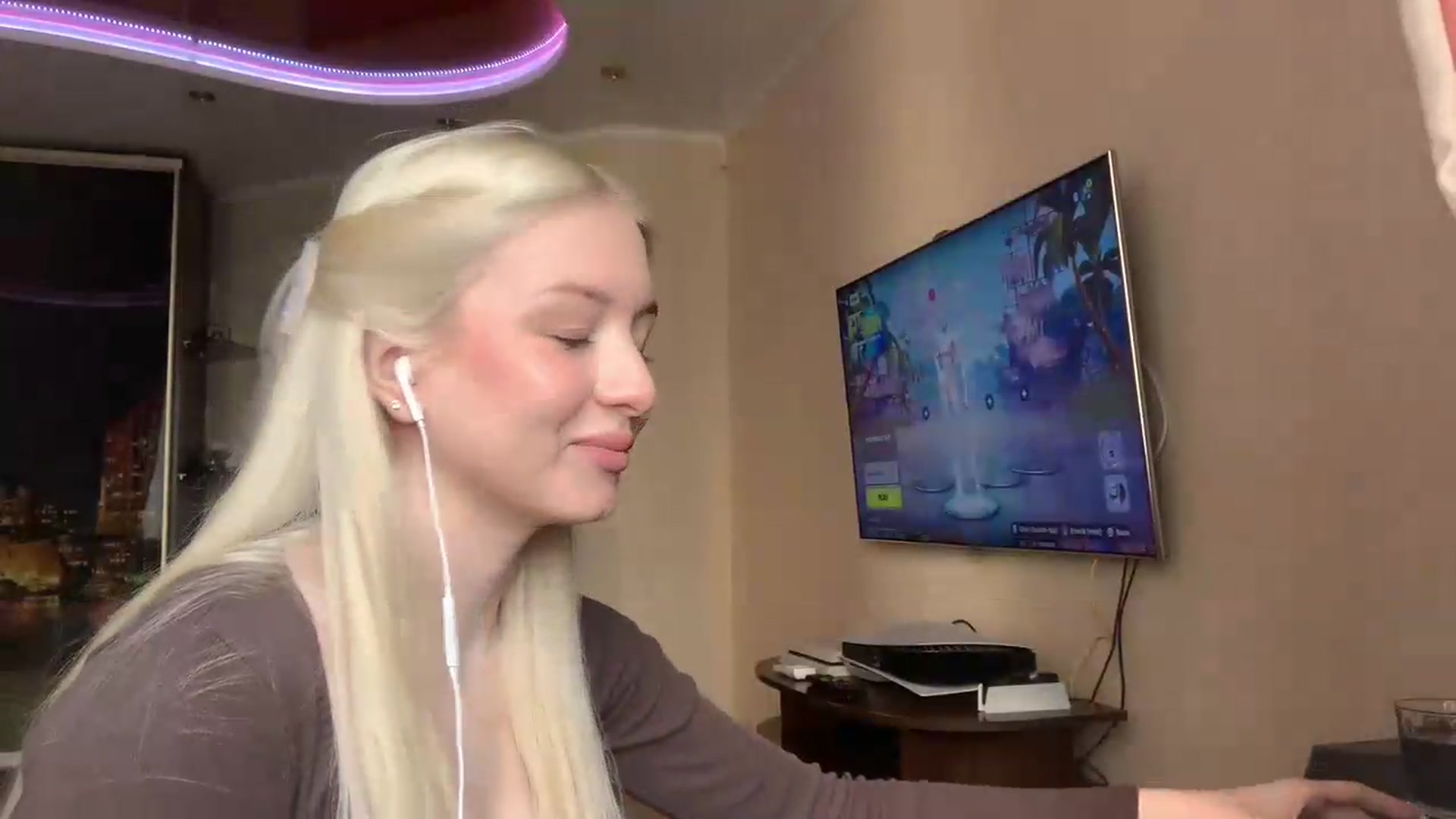 Gallery image thumbnail from SyndyRein's myfreecams stream on, 05/28/2026, 10:21 image 7 of 20