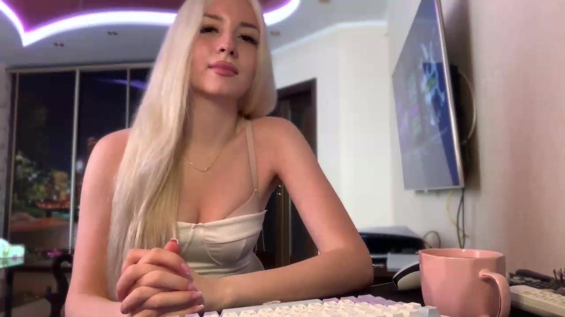 Gallery image thumbnail from SyndyRein's myfreecams stream on, 06/22/2026, 11:46 image 6 of 20