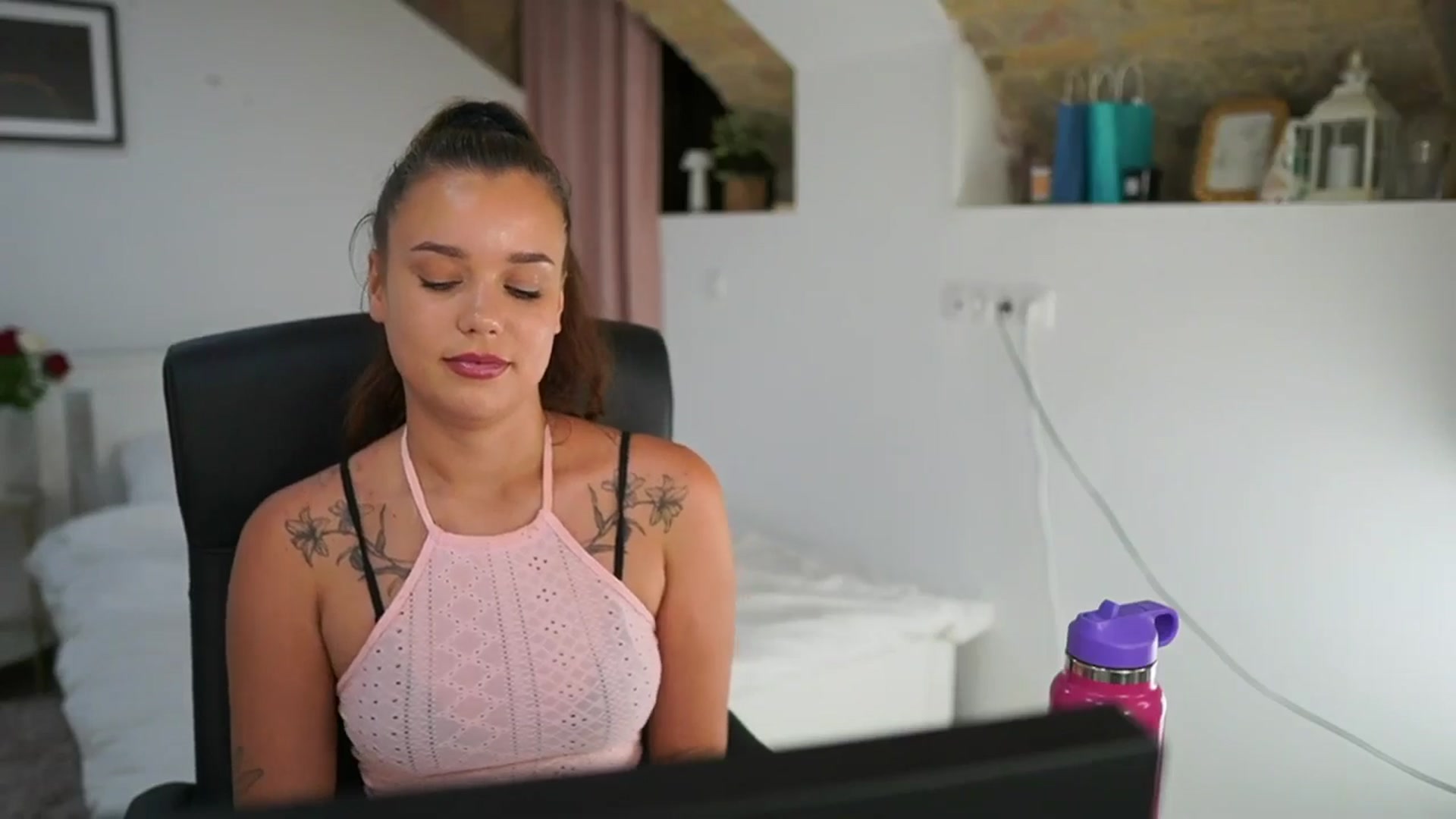 Gallery image thumbnail from Synne__glows's myfreecams stream on, 07/20/2025, 17:46 image 19 of 20