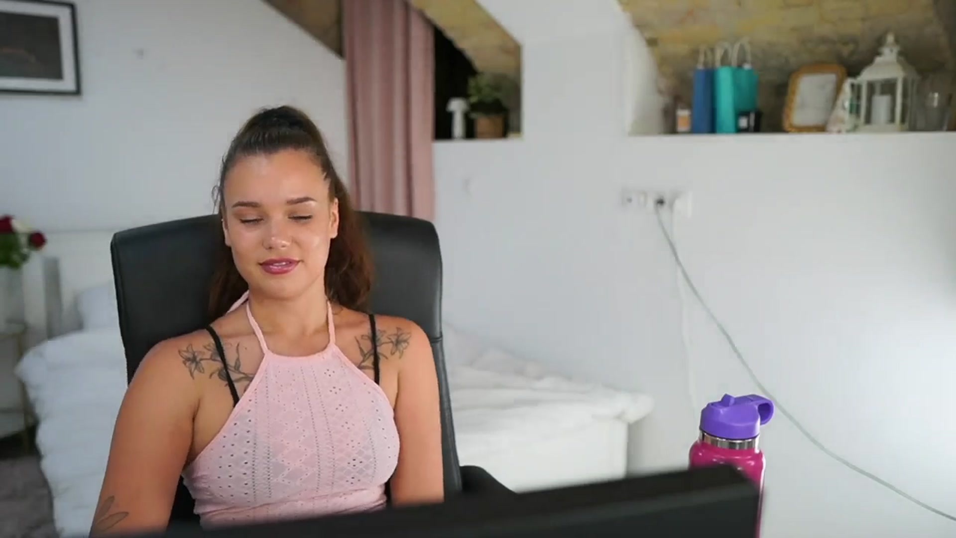 Gallery image thumbnail from Synne__glows's myfreecams stream on, 07/20/2025, 17:46 image 14 of 20