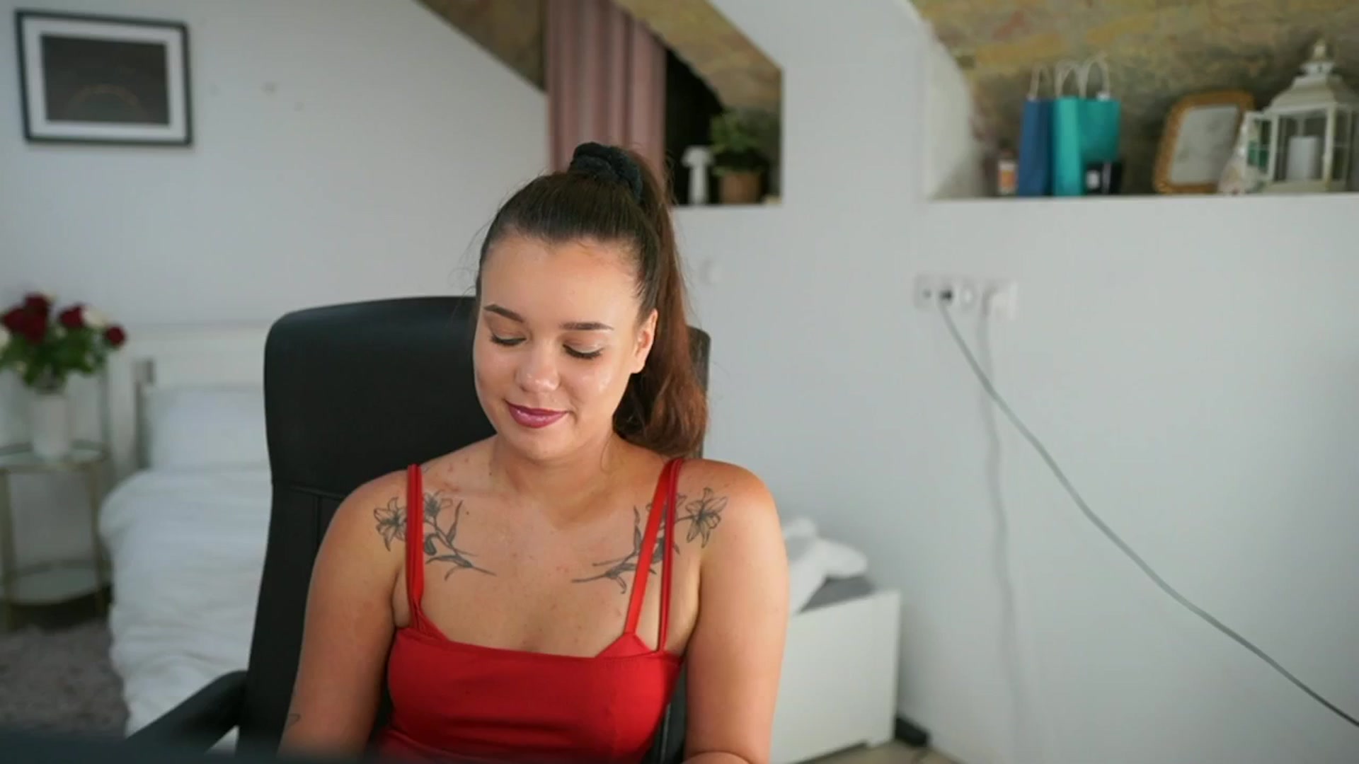 Gallery image thumbnail from Synne__glows's myfreecams stream on, 07/21/2025, 16:34 image 12 of 20