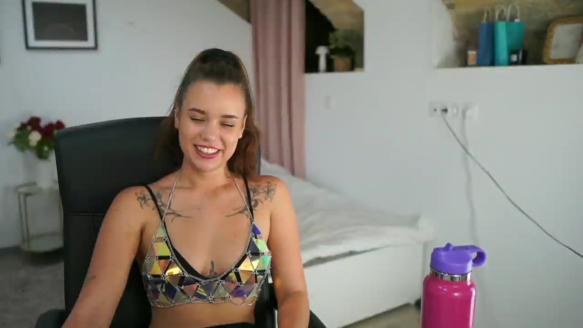 Gallery image thumbnail from Synne__glows's myfreecams stream on, 07/22/2025, 15:32 image 13 of 20