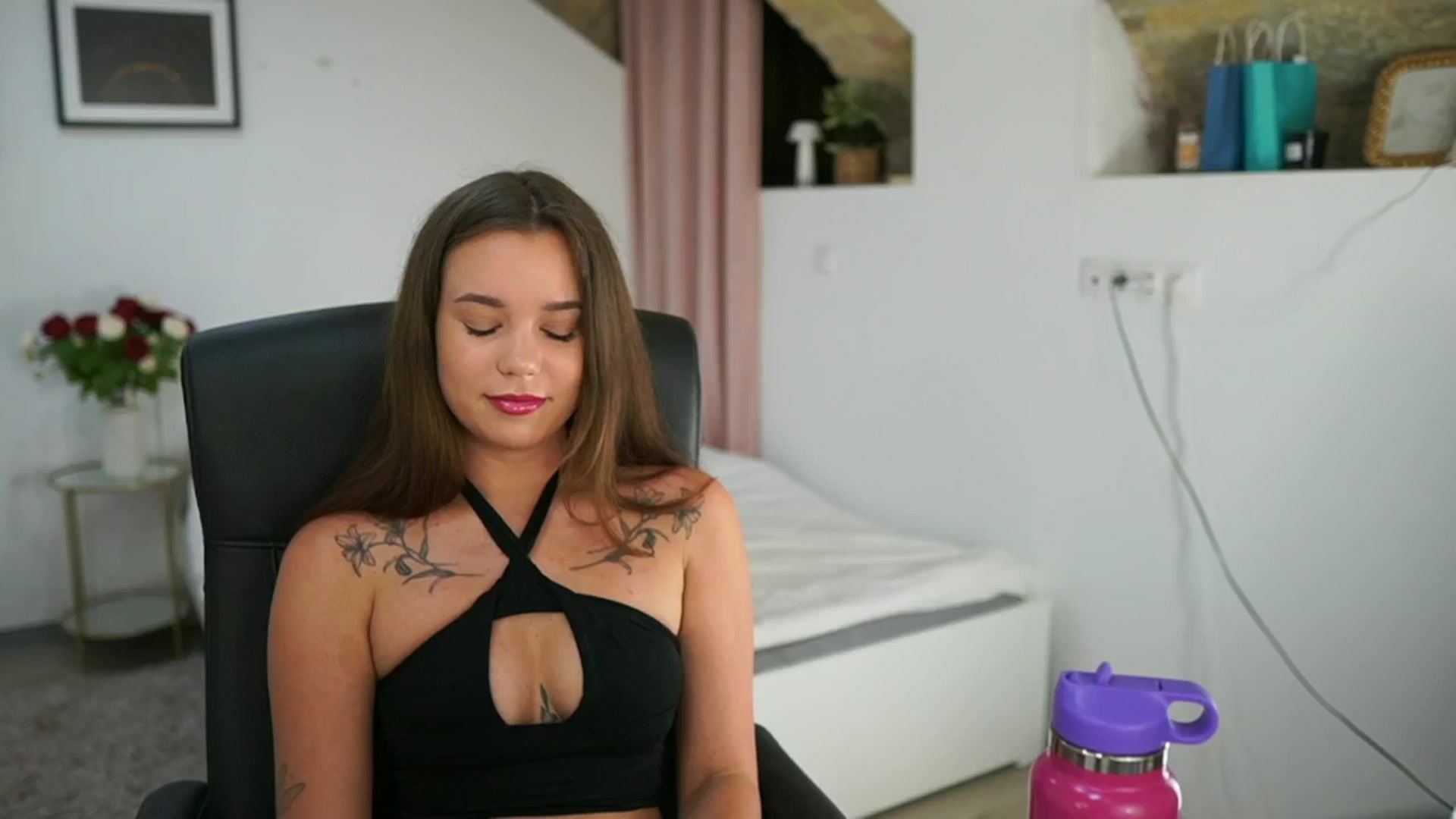 Gallery image thumbnail from Synne__glows's myfreecams stream on, 07/23/2025, 14:34 image 2 of 20