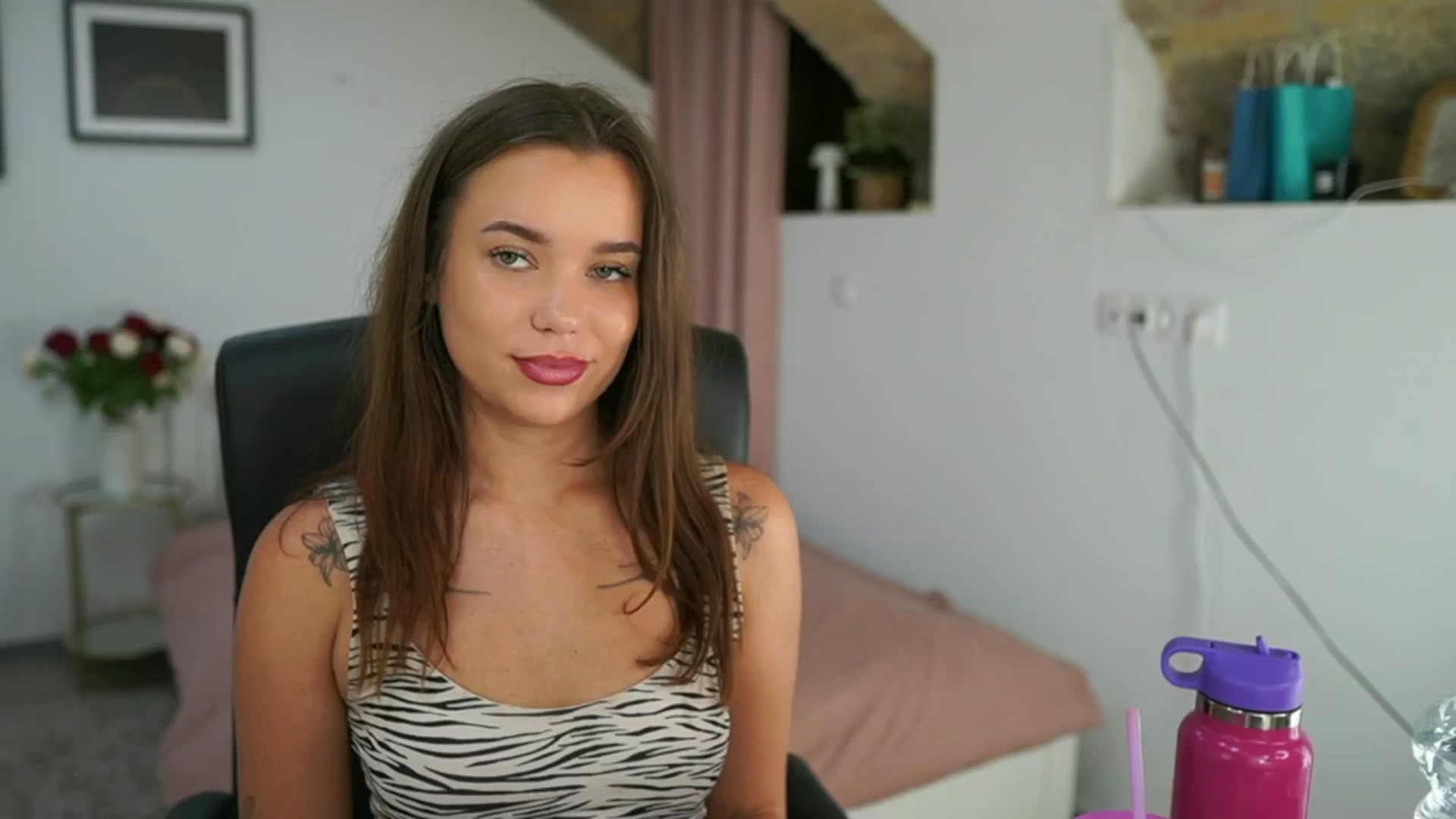 Gallery image thumbnail from Synne__glows's myfreecams stream on, 07/29/2025, 13:58 image 12 of 20