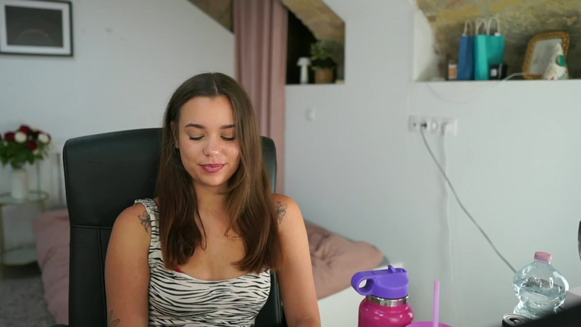 Gallery image thumbnail from Synne__glows's myfreecams stream on, 07/29/2025, 16:40 image 2 of 20