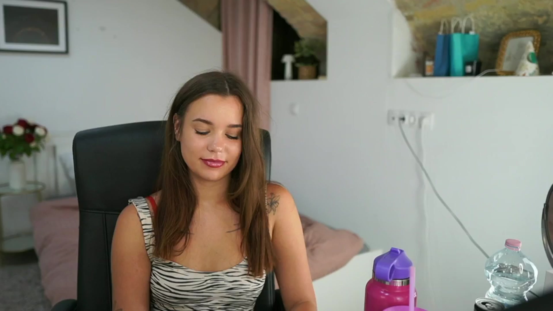 Gallery image thumbnail from Synne__glows's myfreecams stream on, 07/29/2025, 16:40 image 19 of 20