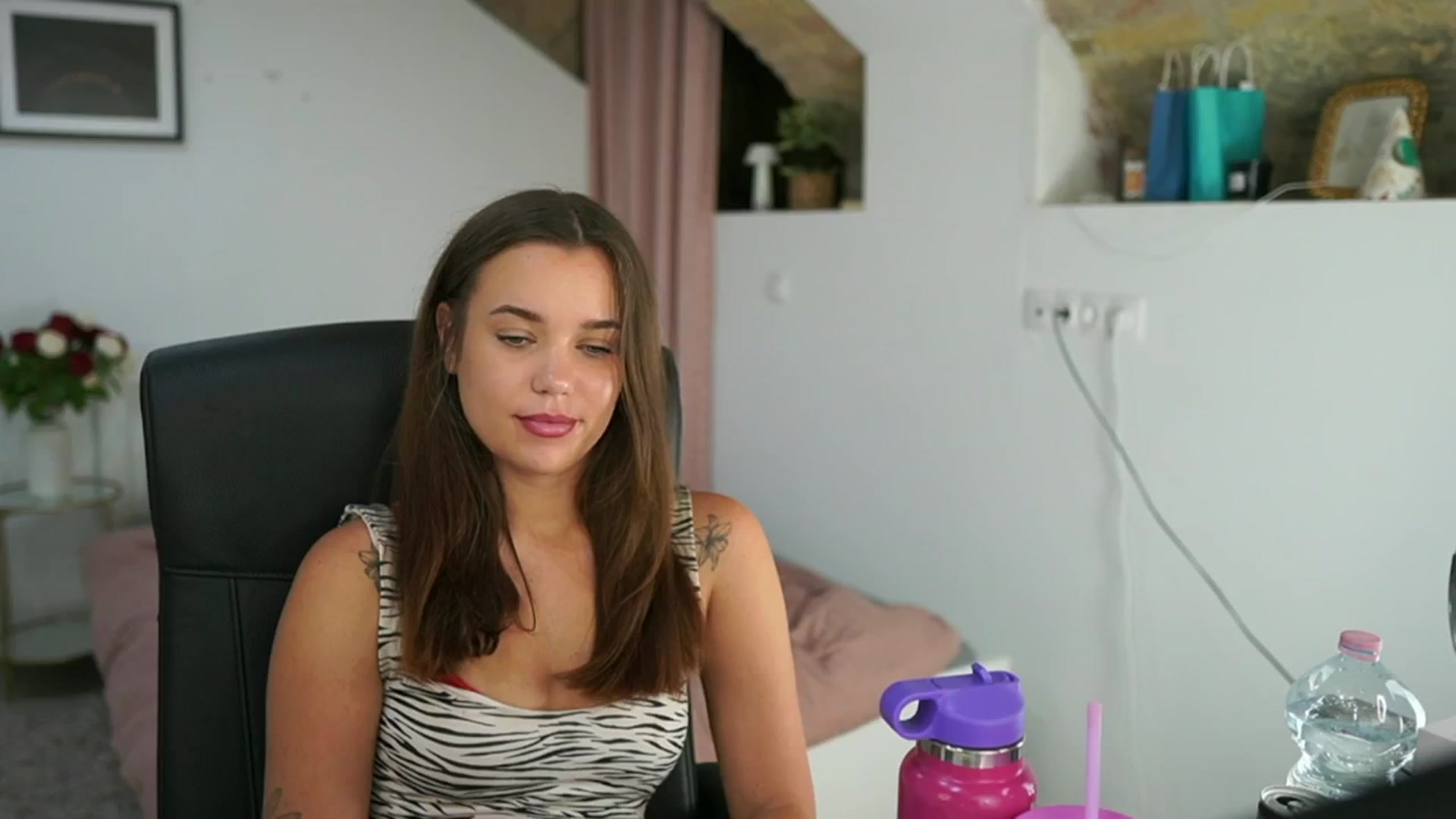 Gallery image thumbnail from Synne__glows's myfreecams stream on, 07/29/2025, 16:40 image 3 of 20
