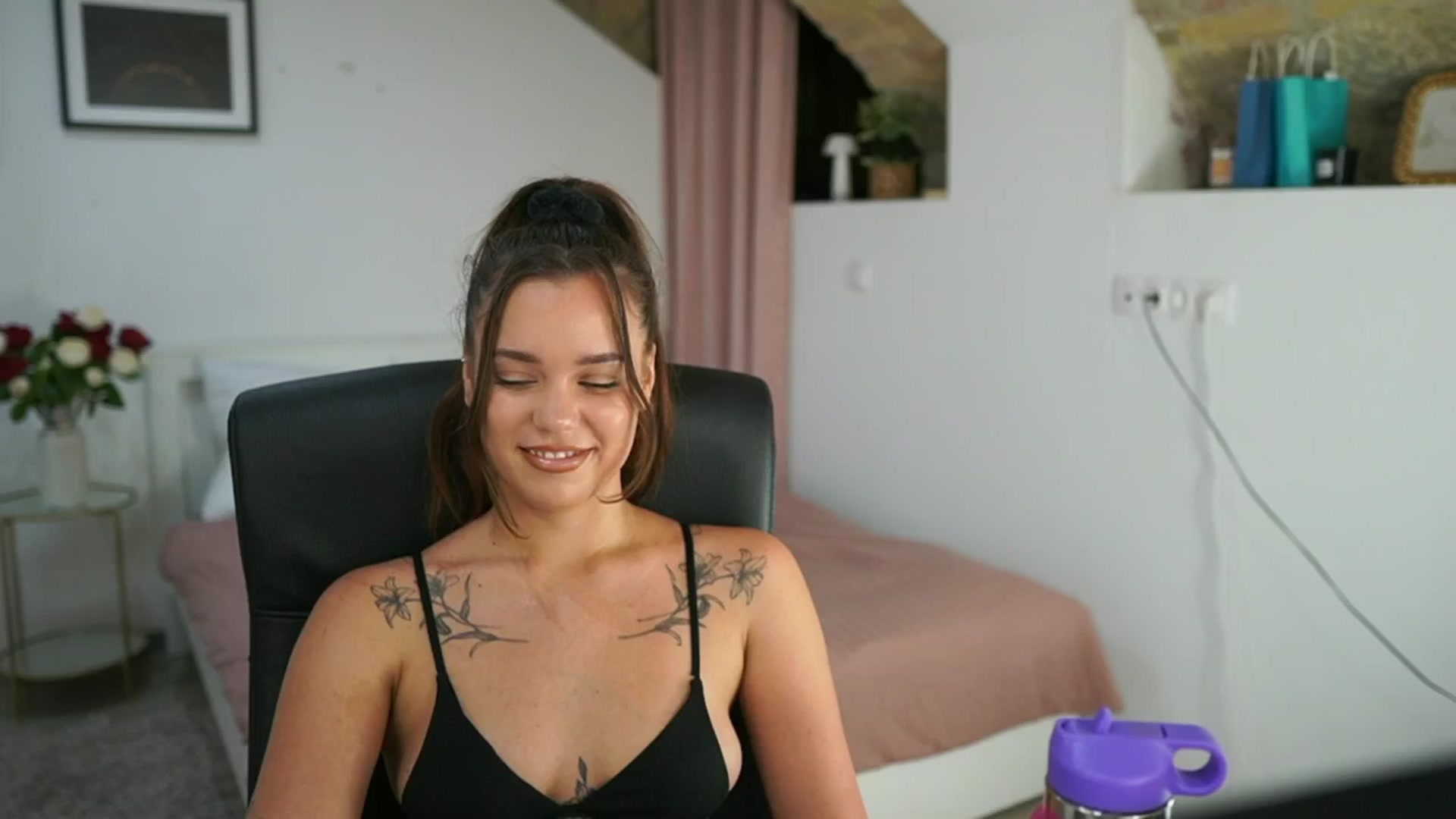 Gallery image thumbnail from Synne__glows's myfreecams stream on, 07/31/2025, 14:33 image 15 of 20