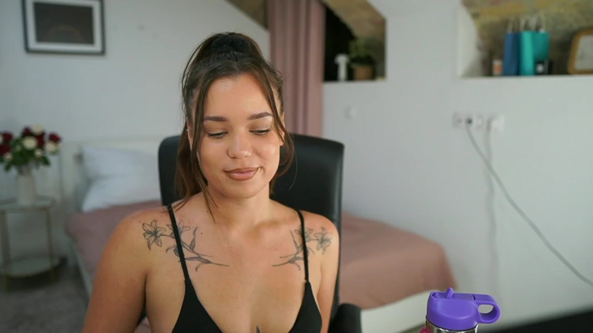 Gallery image thumbnail from Synne__glows's myfreecams stream on, 07/31/2025, 14:33 image 18 of 20