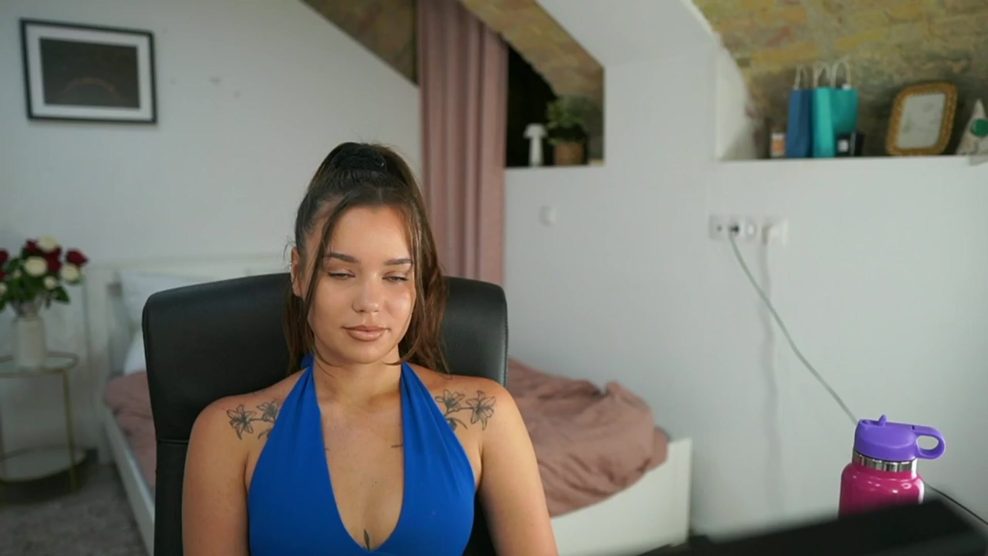 Gallery image thumbnail from Synne__glows's myfreecams stream on, 08/01/2025, 14:06 image 11 of 20
