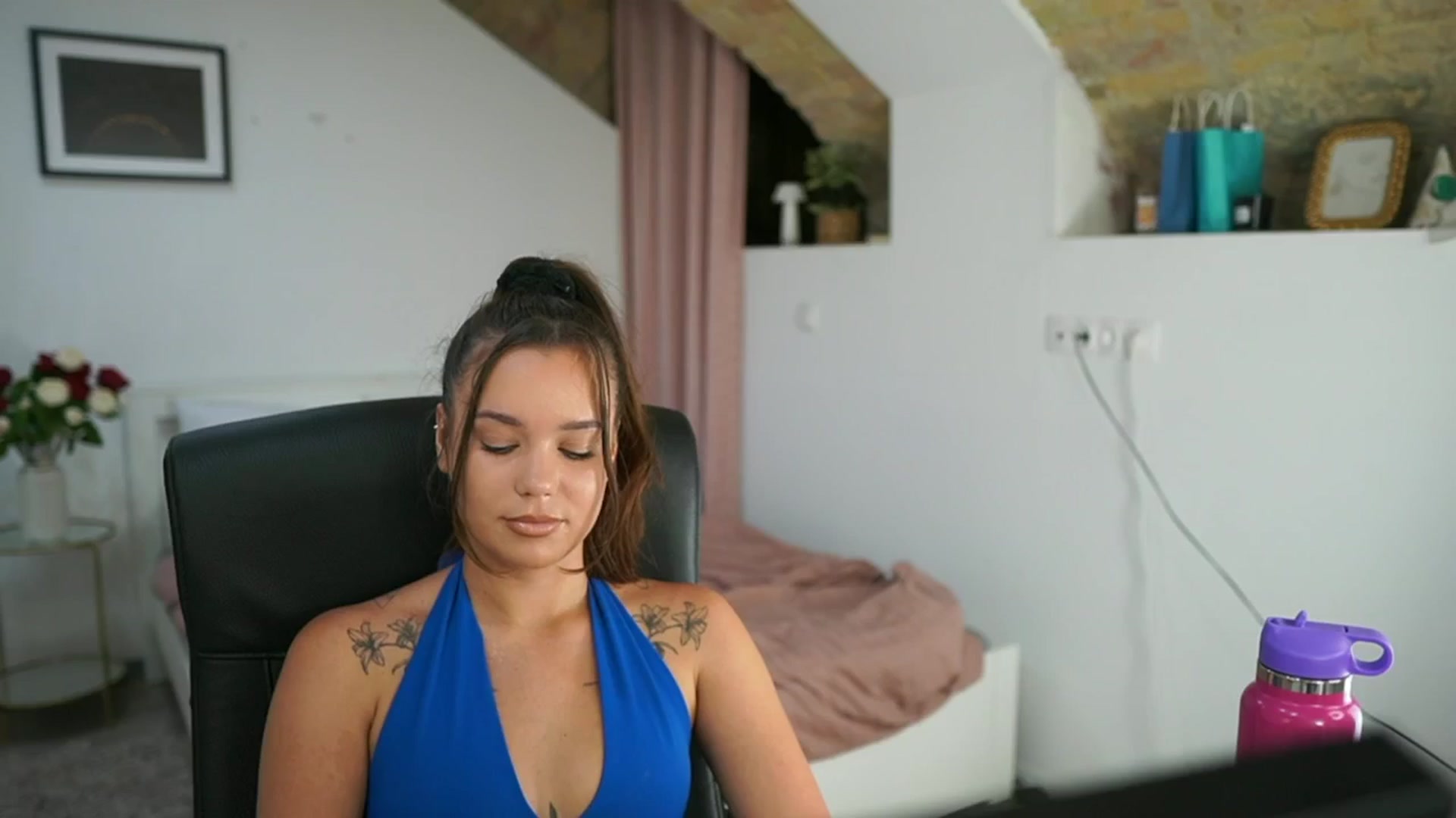 Gallery image thumbnail from Synne__glows's myfreecams stream on, 08/01/2025, 15:27 image 6 of 20