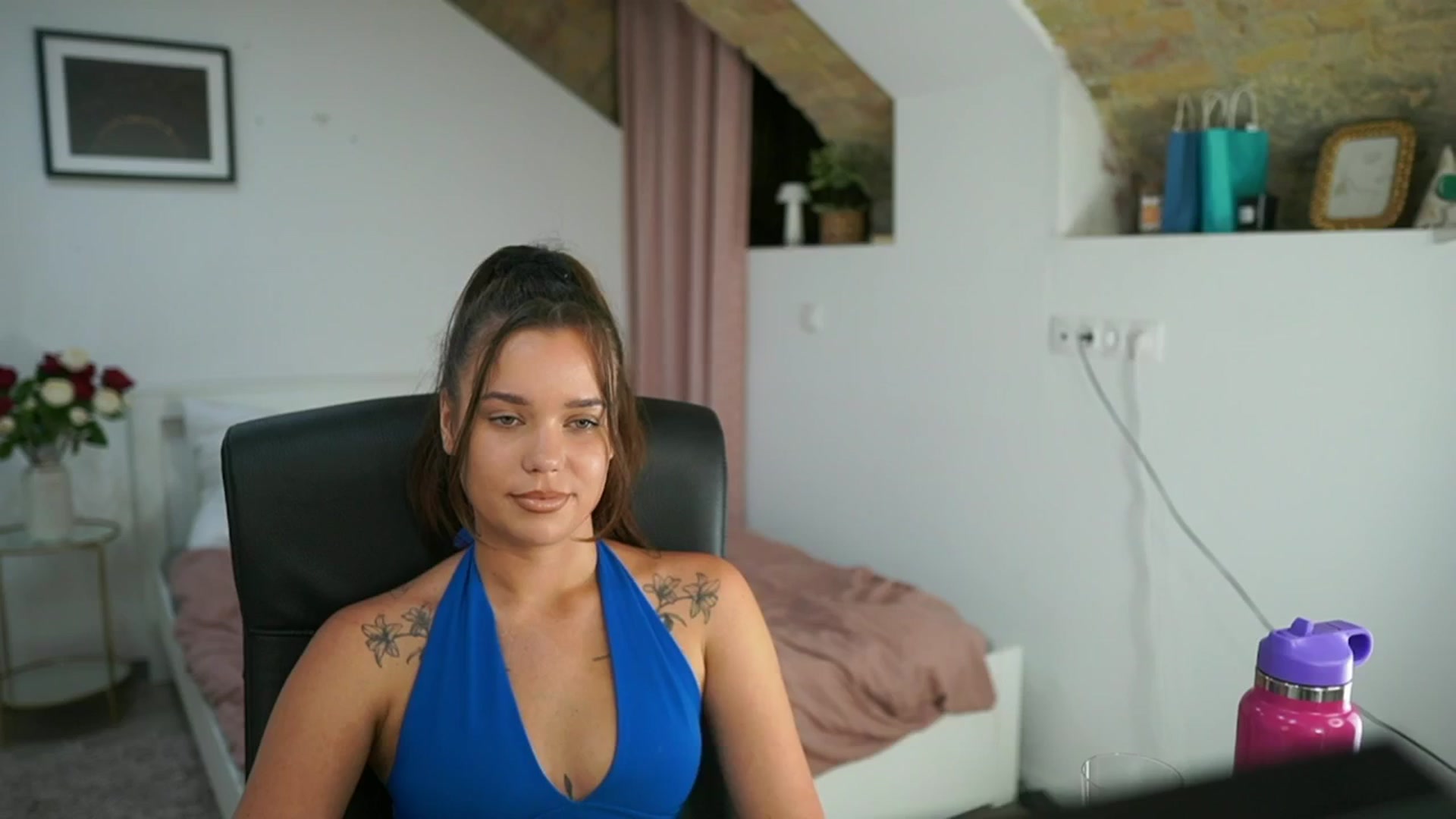 Gallery image thumbnail from Synne__glows's myfreecams stream on, 08/01/2025, 16:33 image 16 of 20
