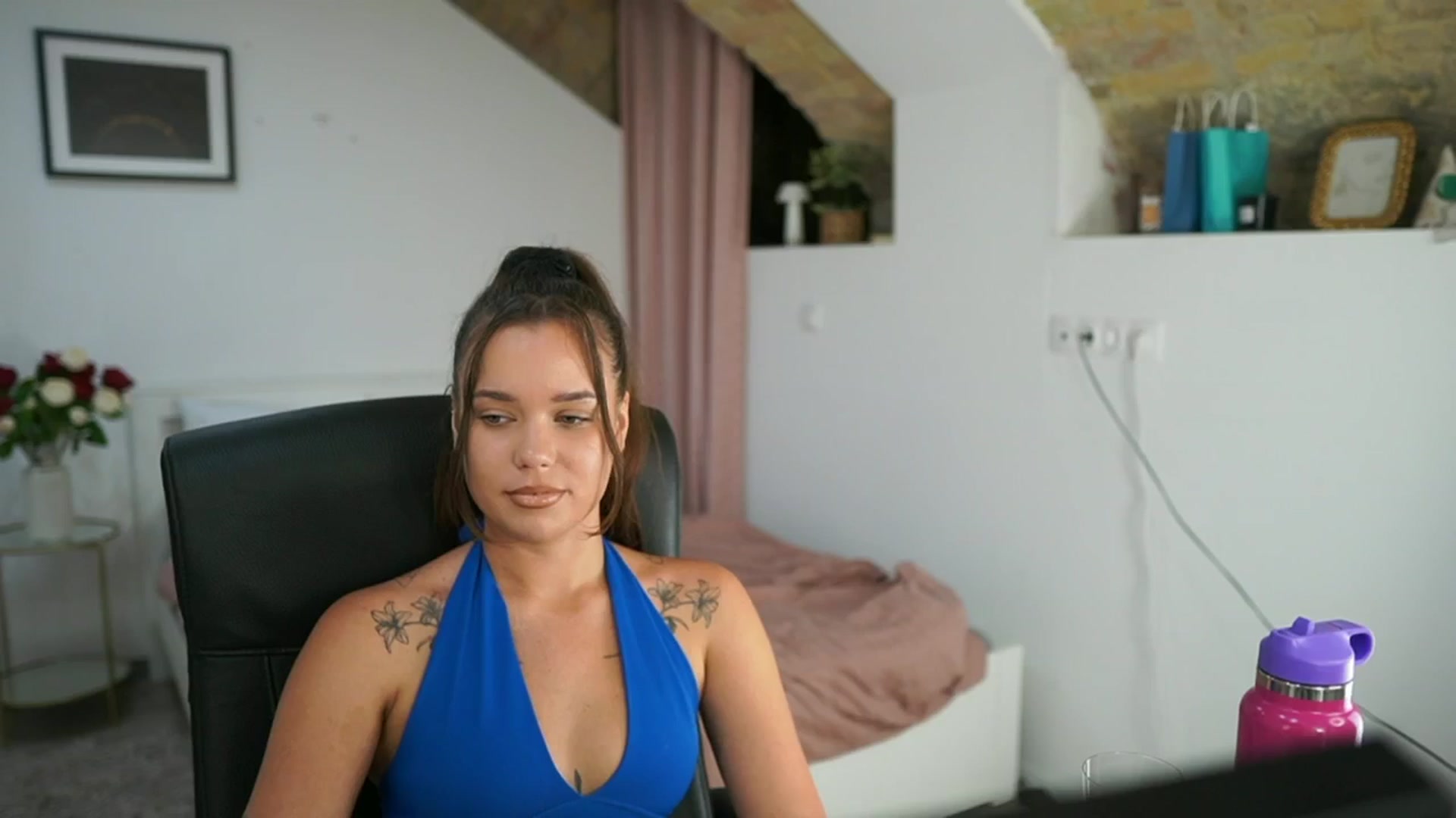 Gallery image thumbnail from Synne__glows's myfreecams stream on, 08/01/2025, 16:33 image 12 of 20