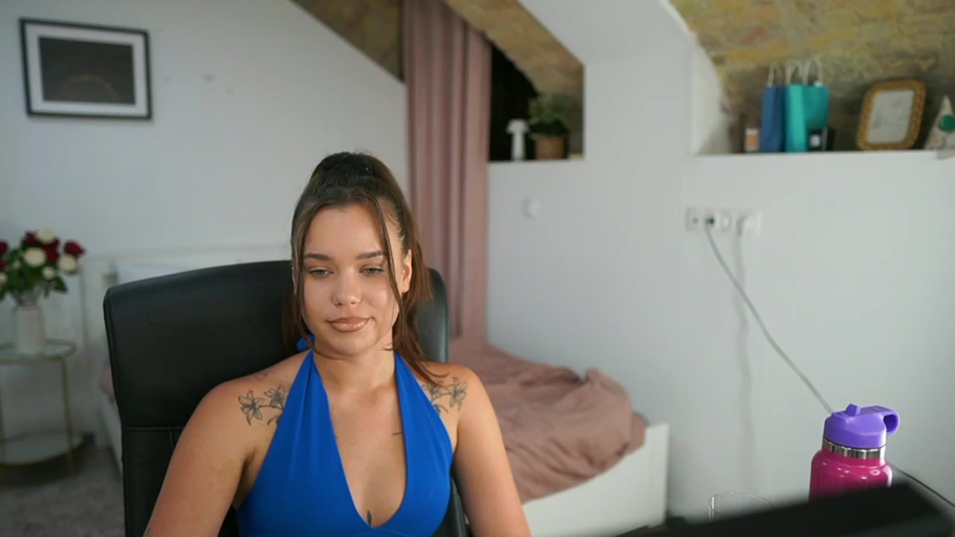 Gallery image thumbnail from Synne__glows's myfreecams stream on, 08/01/2025, 16:33 image 3 of 20