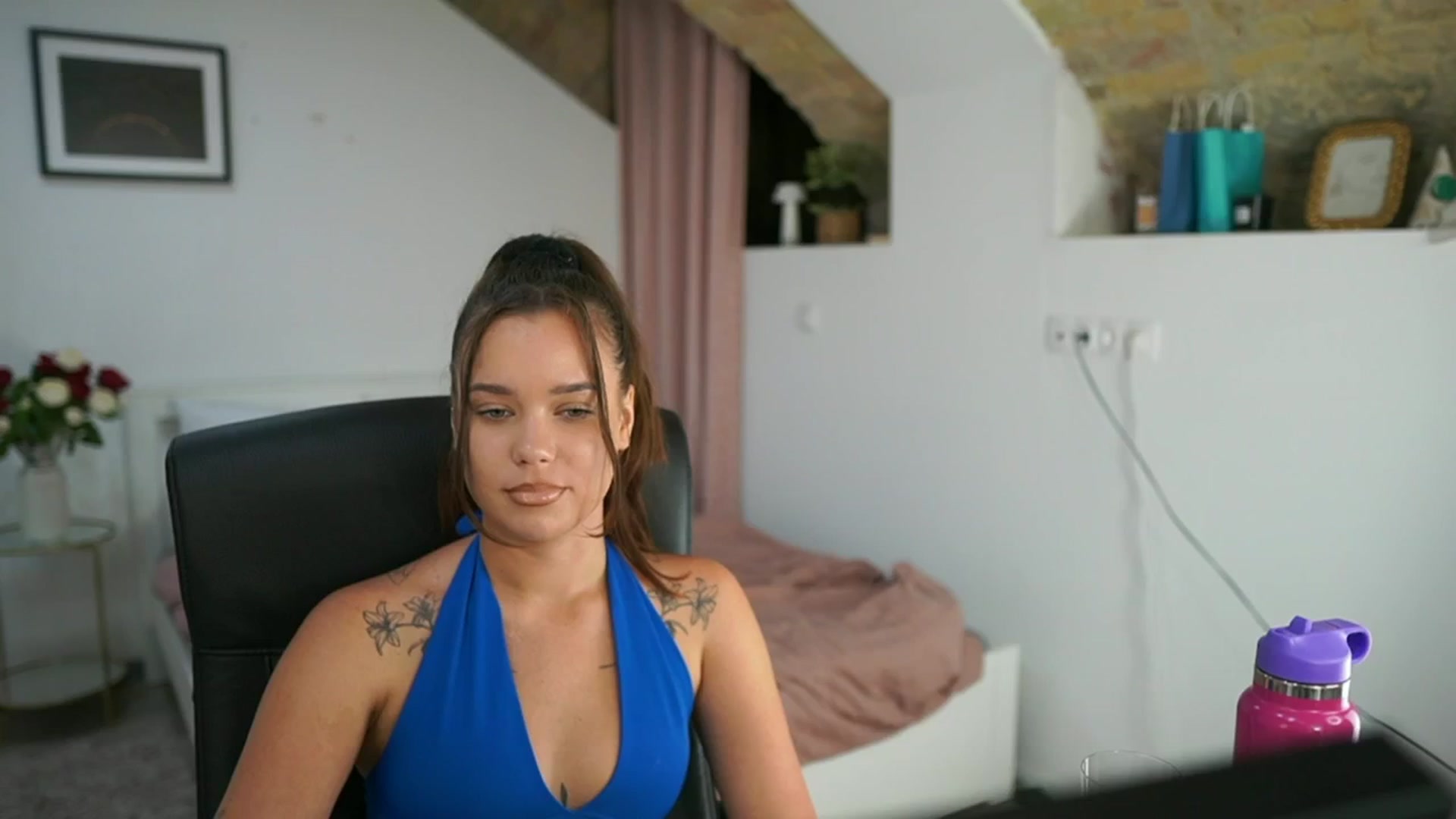 Gallery image thumbnail from Synne__glows's myfreecams stream on, 08/01/2025, 16:33 image 4 of 20