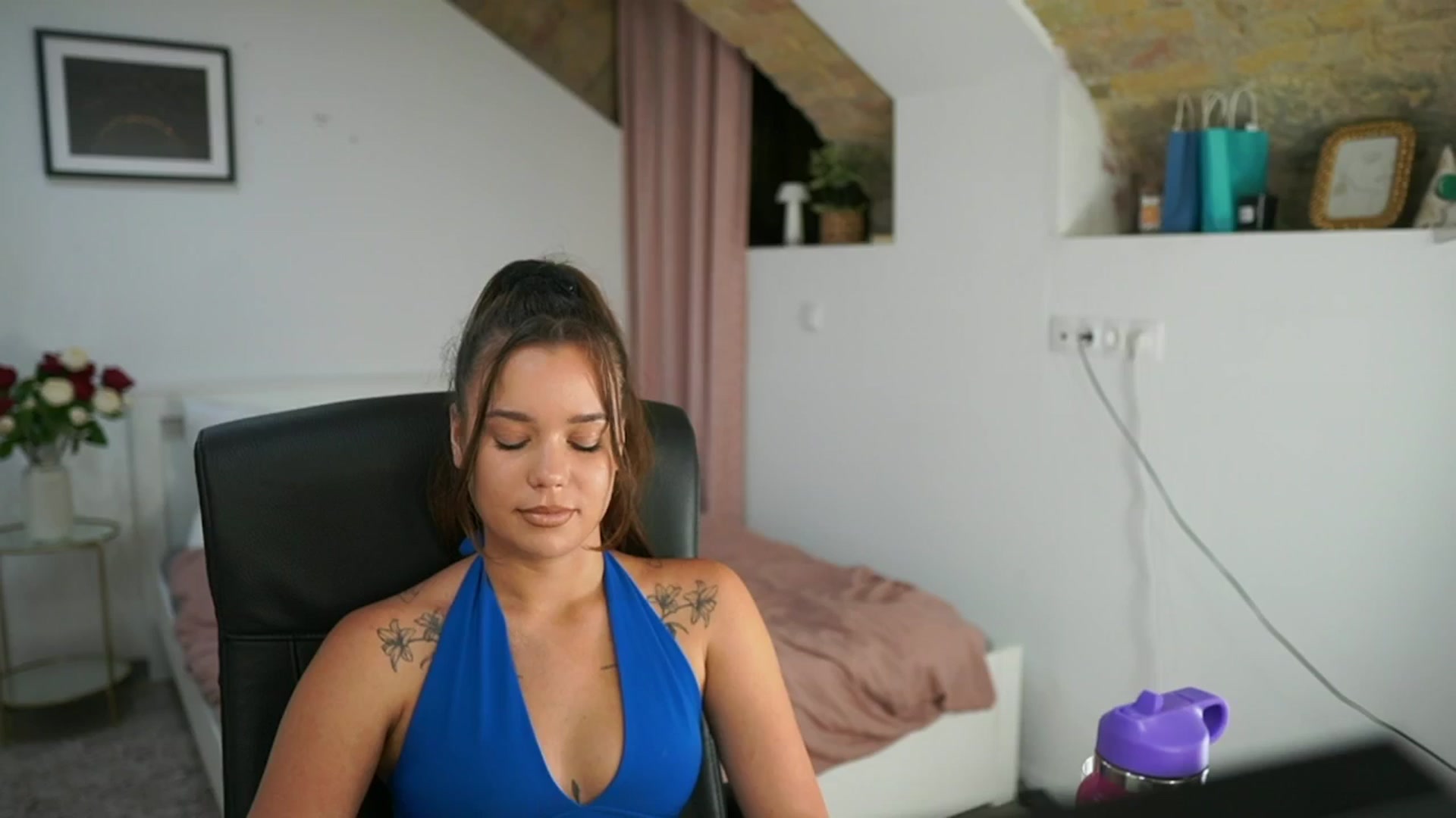 Gallery image thumbnail from Synne__glows's myfreecams stream on, 08/01/2025, 16:59 image 7 of 20