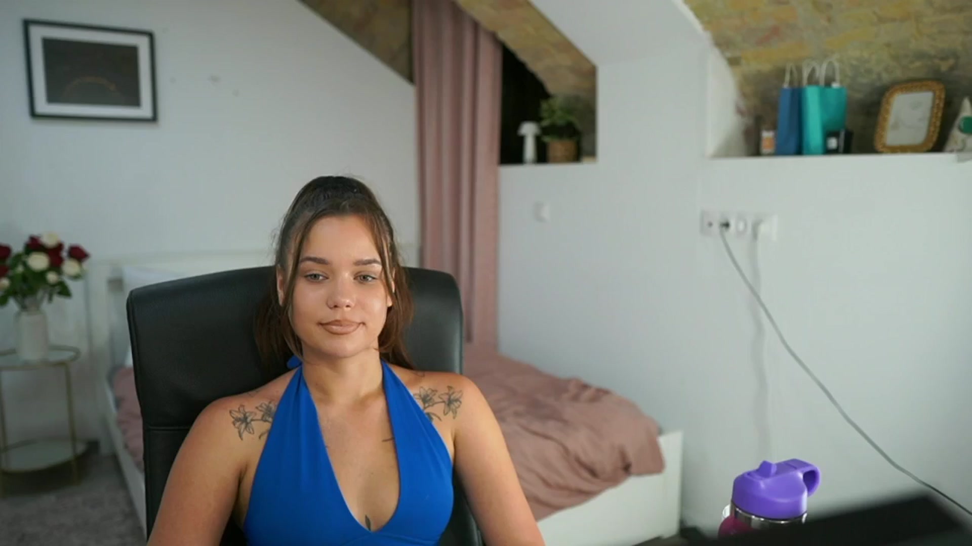Gallery image thumbnail from Synne__glows's myfreecams stream on, 08/01/2025, 16:59 image 4 of 20