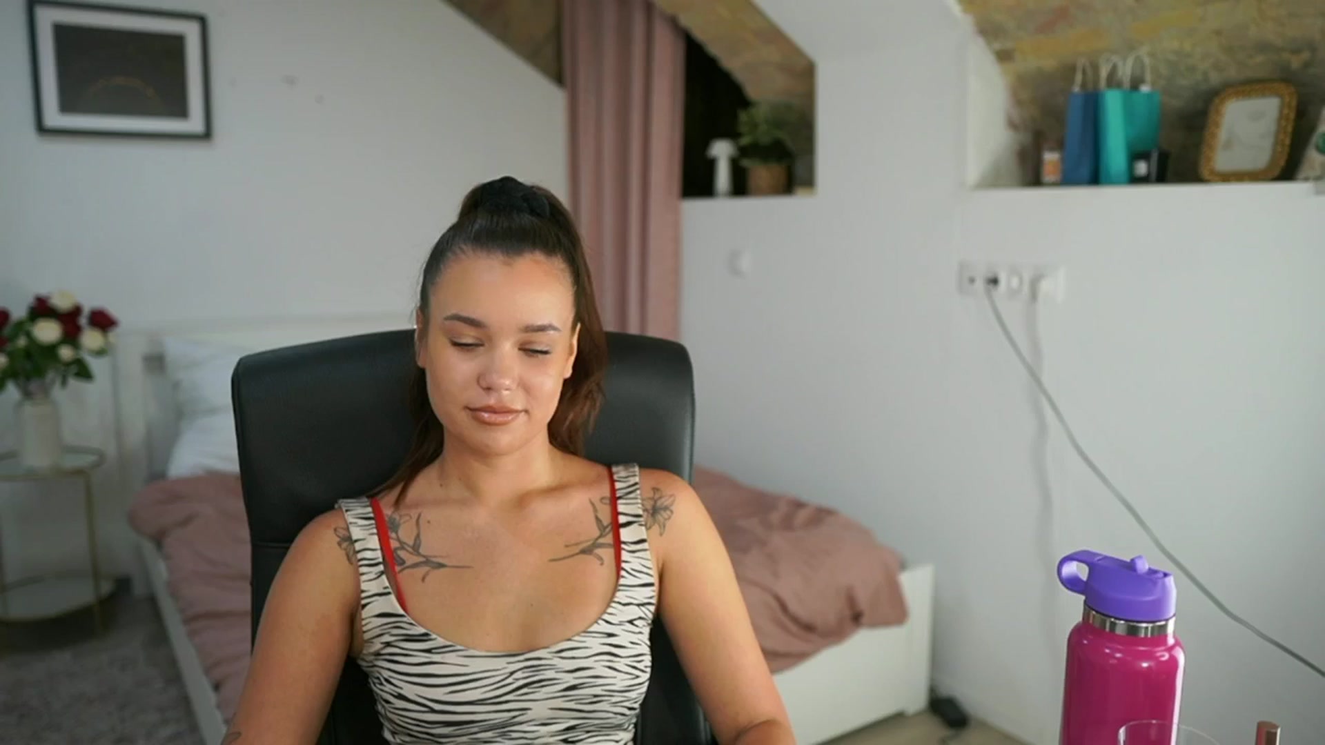 Gallery image thumbnail from Synne__glows's myfreecams stream on, 08/03/2025, 13:59 image 12 of 20