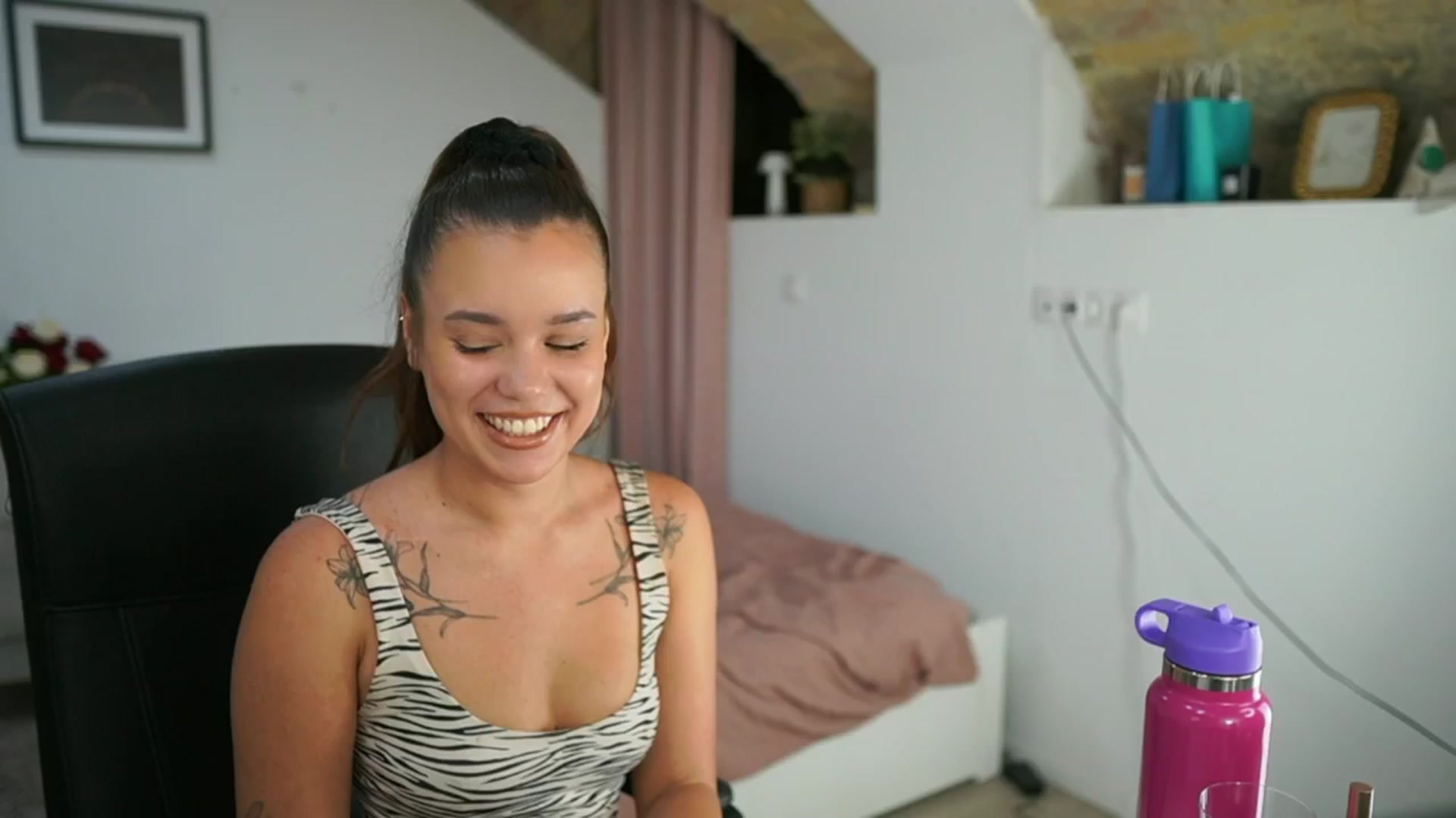 Gallery image thumbnail from Synne__glows's myfreecams stream on, 08/03/2025, 13:59 image 17 of 20