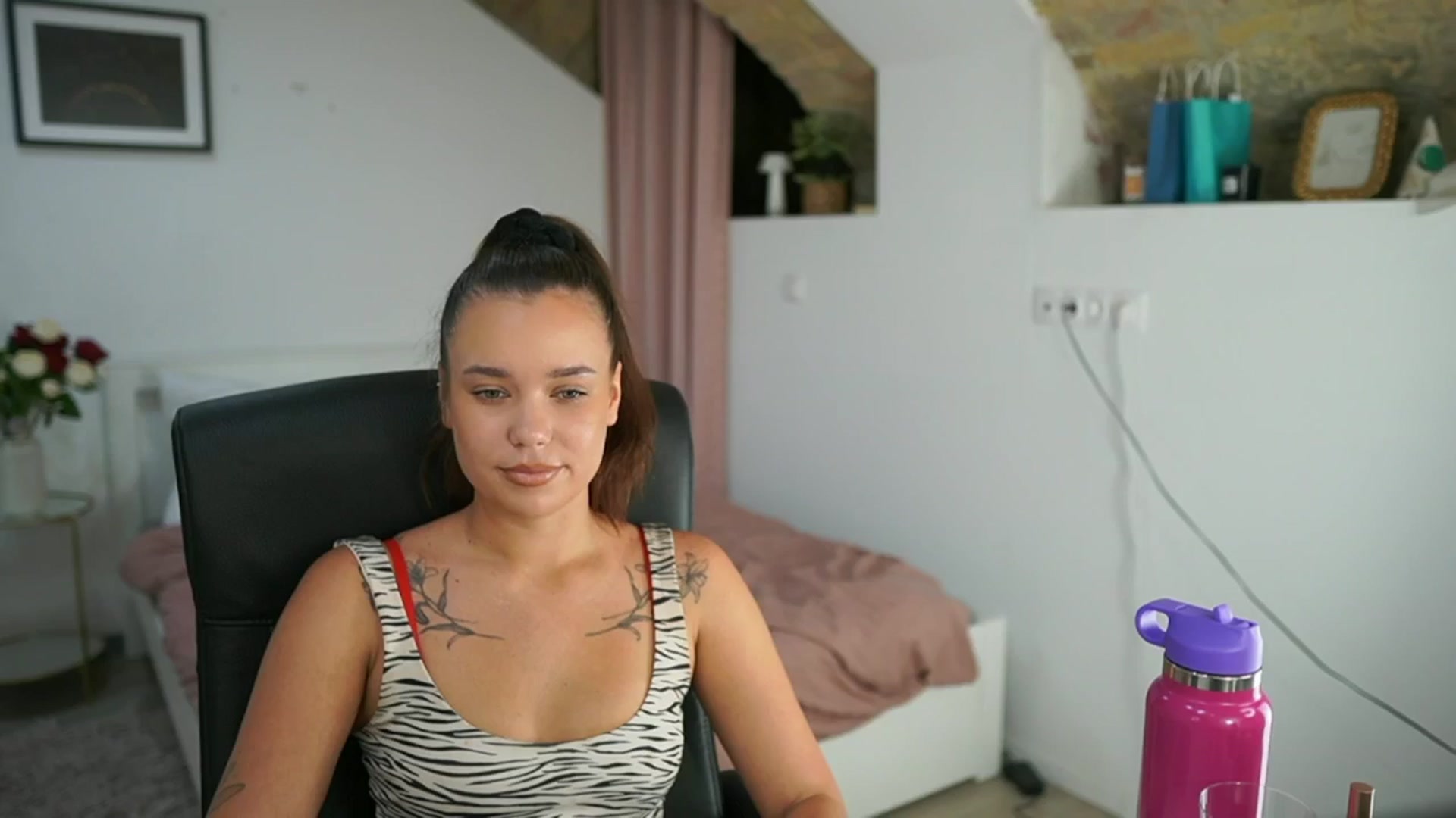 Gallery image thumbnail from Synne__glows's myfreecams stream on, 08/03/2025, 13:59 image 19 of 20